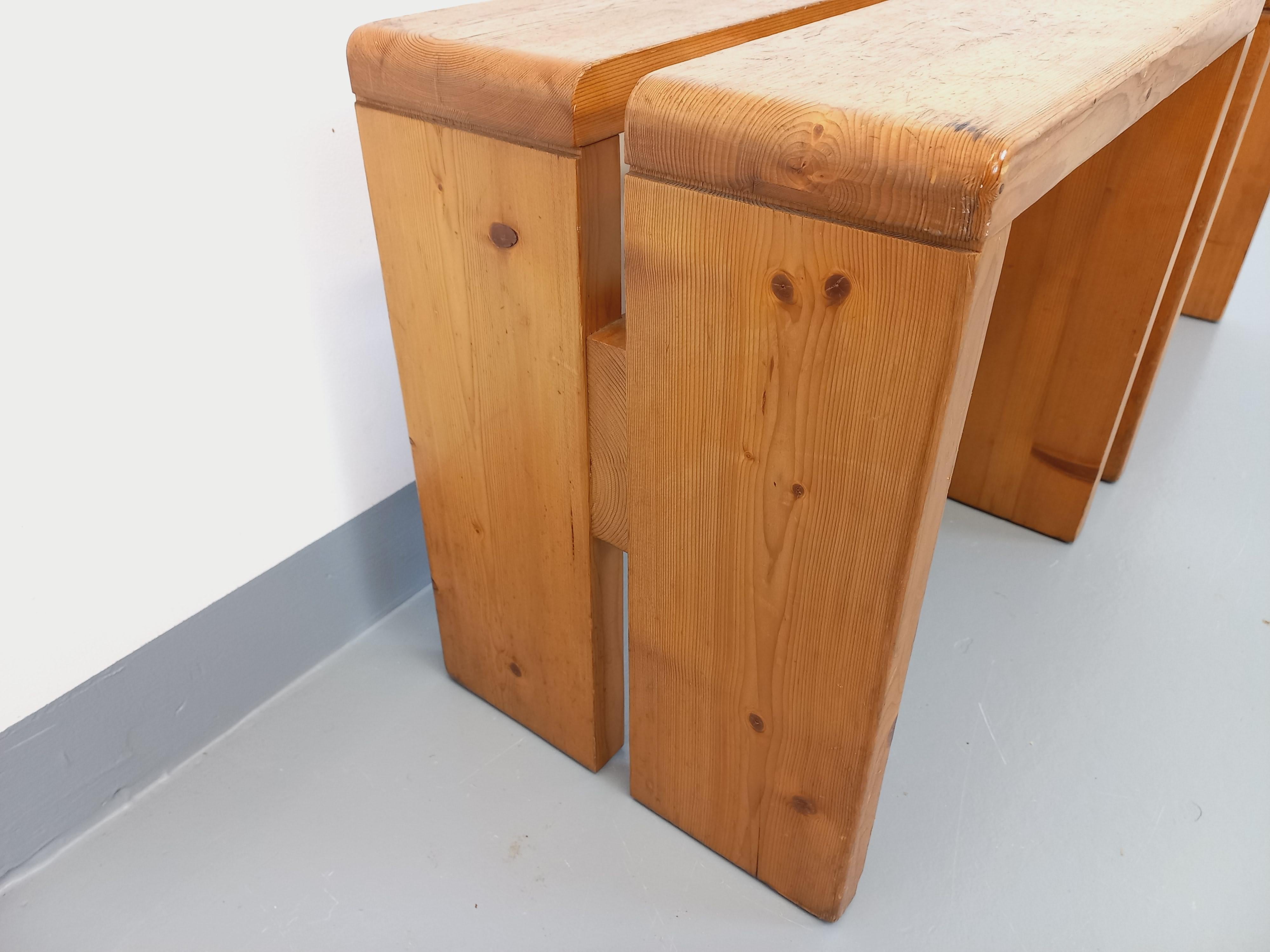 Paire de tabourets Charlotte Perriand Les Arcs vintage en pin des années 60 70 5