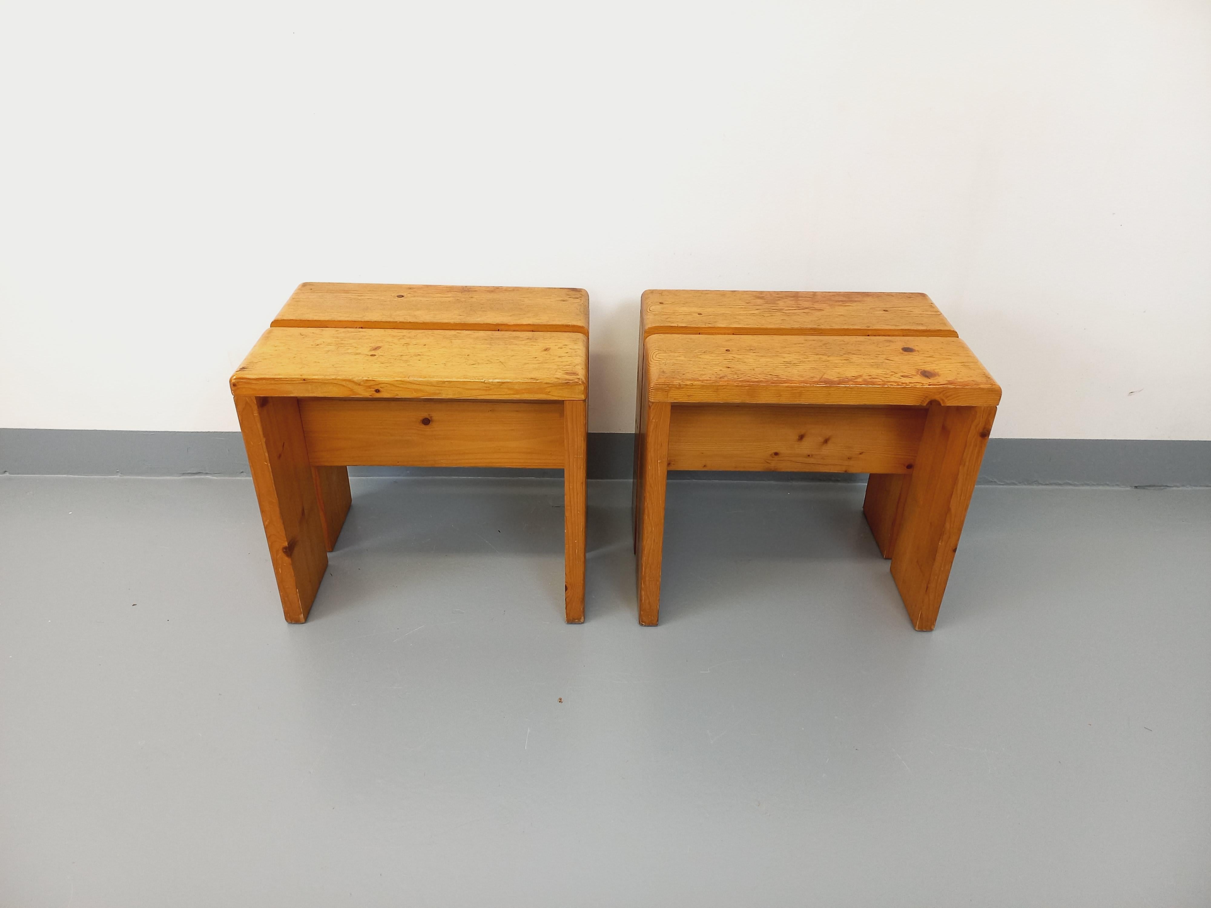 Paire de tabourets Charlotte Perriand Les Arcs vintage en pin des années 60 70 7