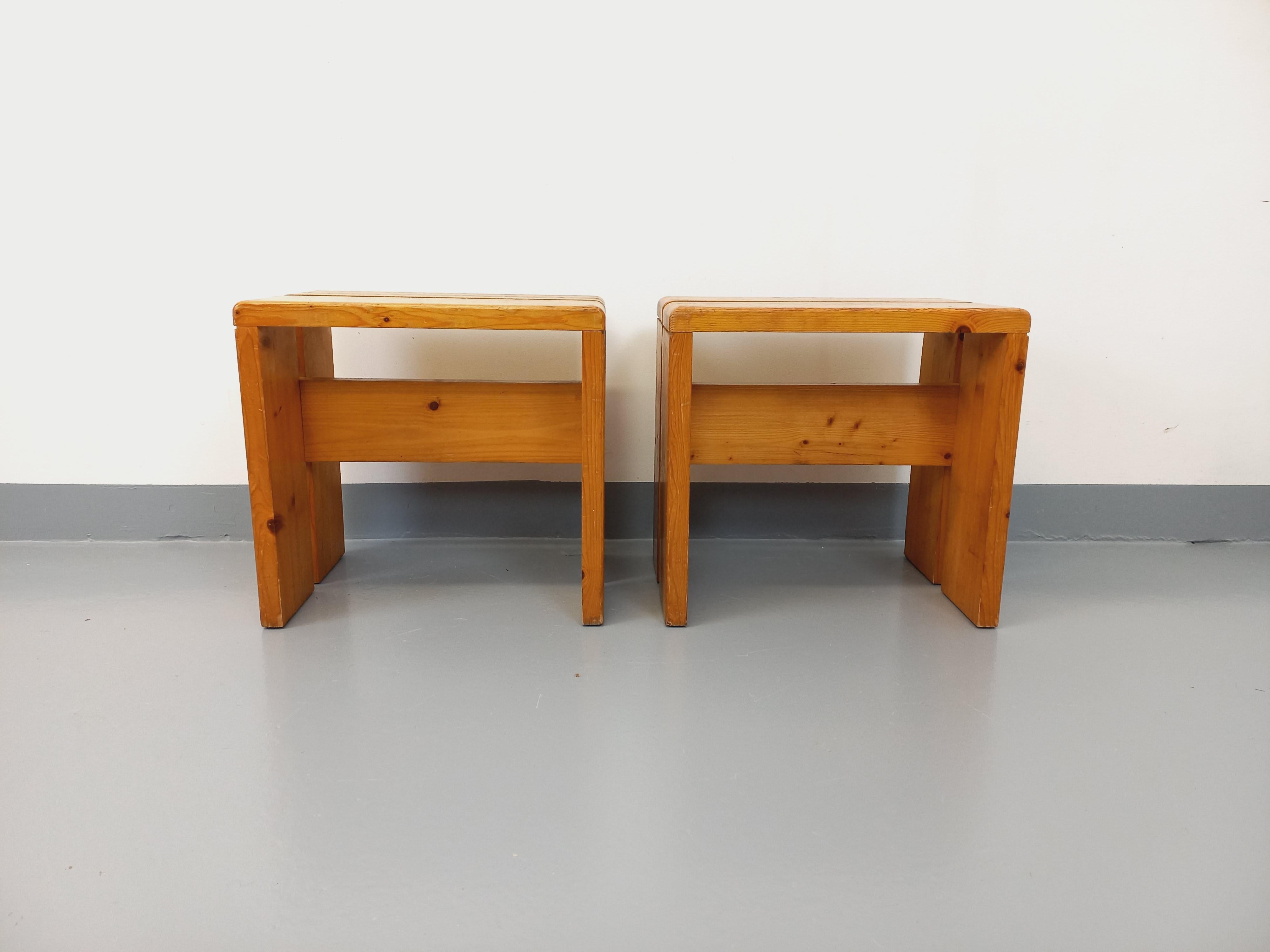 Paire de tabourets Charlotte Perriand Les Arcs vintage en pin des années 60 70 8