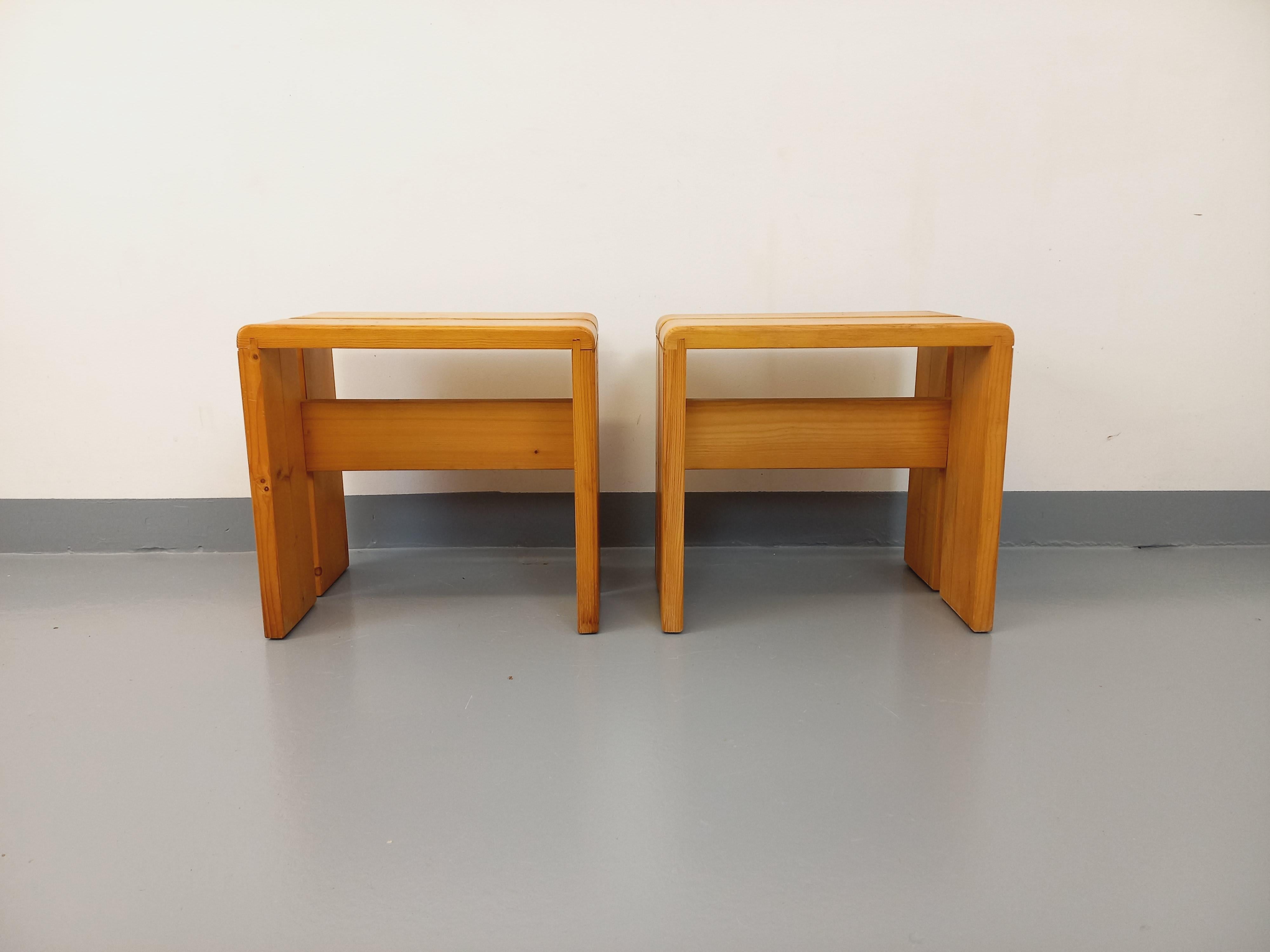 Paire de tabourets Charlotte Perriand Les Arcs vintage en pin des années 60 70 8