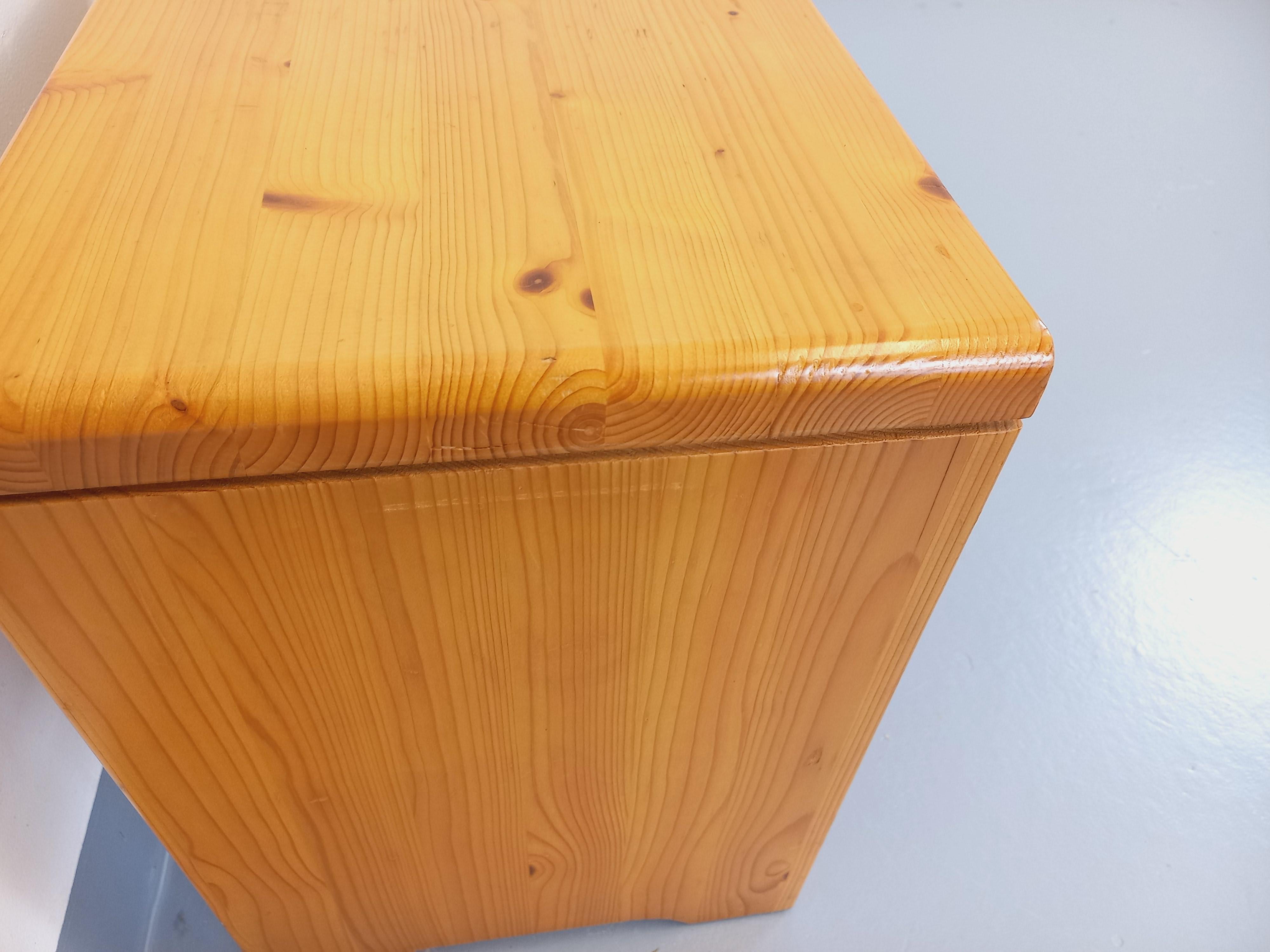 Suite de 2 tabourets vintage des années 60 70, en pin, de Charlotte Perriand pour Les Arcs, bon état général avec des signes et marques du temps qui passe.
Réf. 231 212
Hauteur : 42 cm
Largeur : 45 cm
Profondeur : 30 cm
