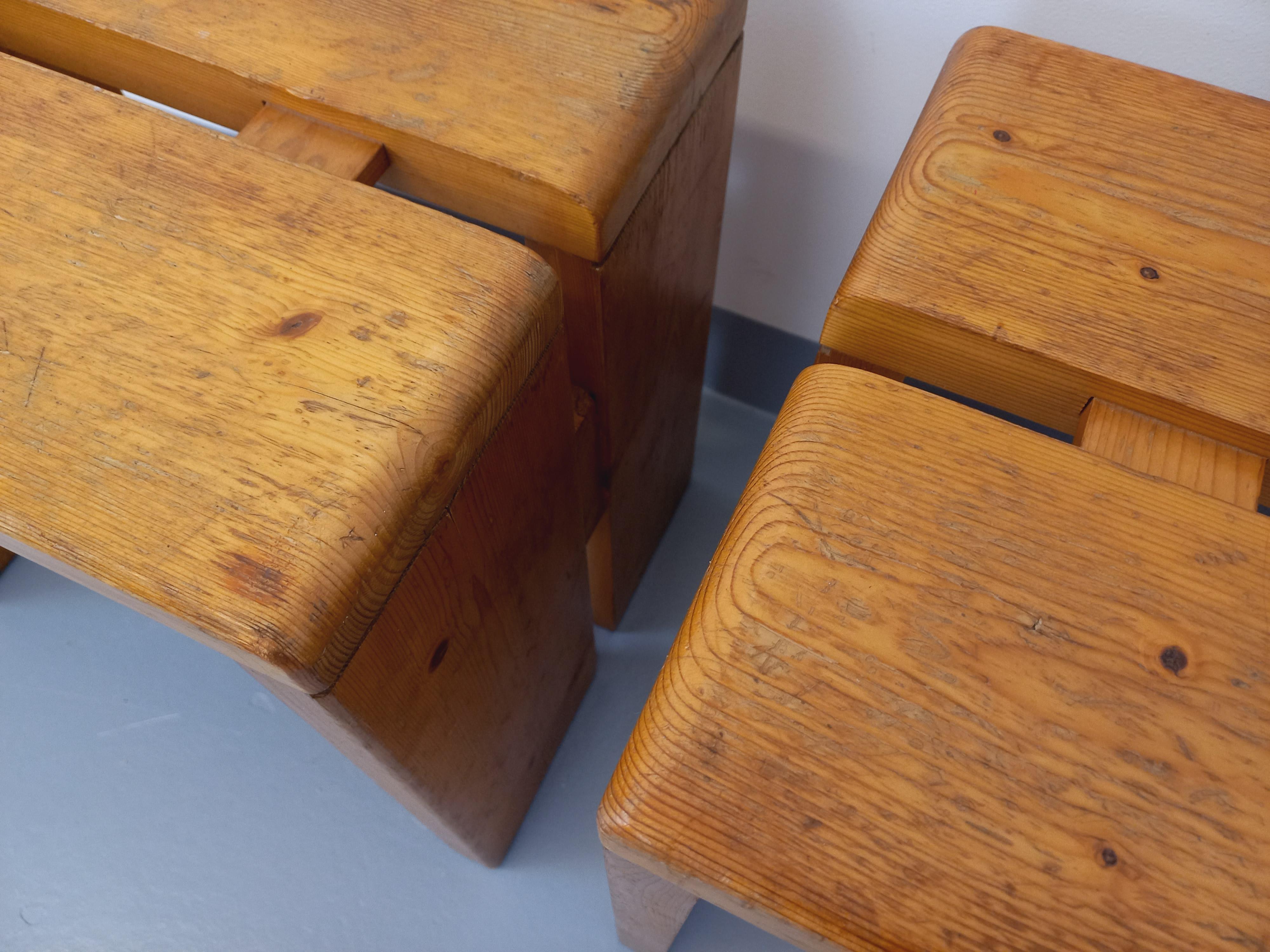 Suite de 2 tabourets vintage des années 60 70, en pin, de Charlotte Perriand pour Les Arcs, bon état général avec des signes et marques d'usage et du temps qui passe.
Réf 240 305
Hauteur : 43 cm
Largeur : 45 cm
Profondeur : 31 cm
