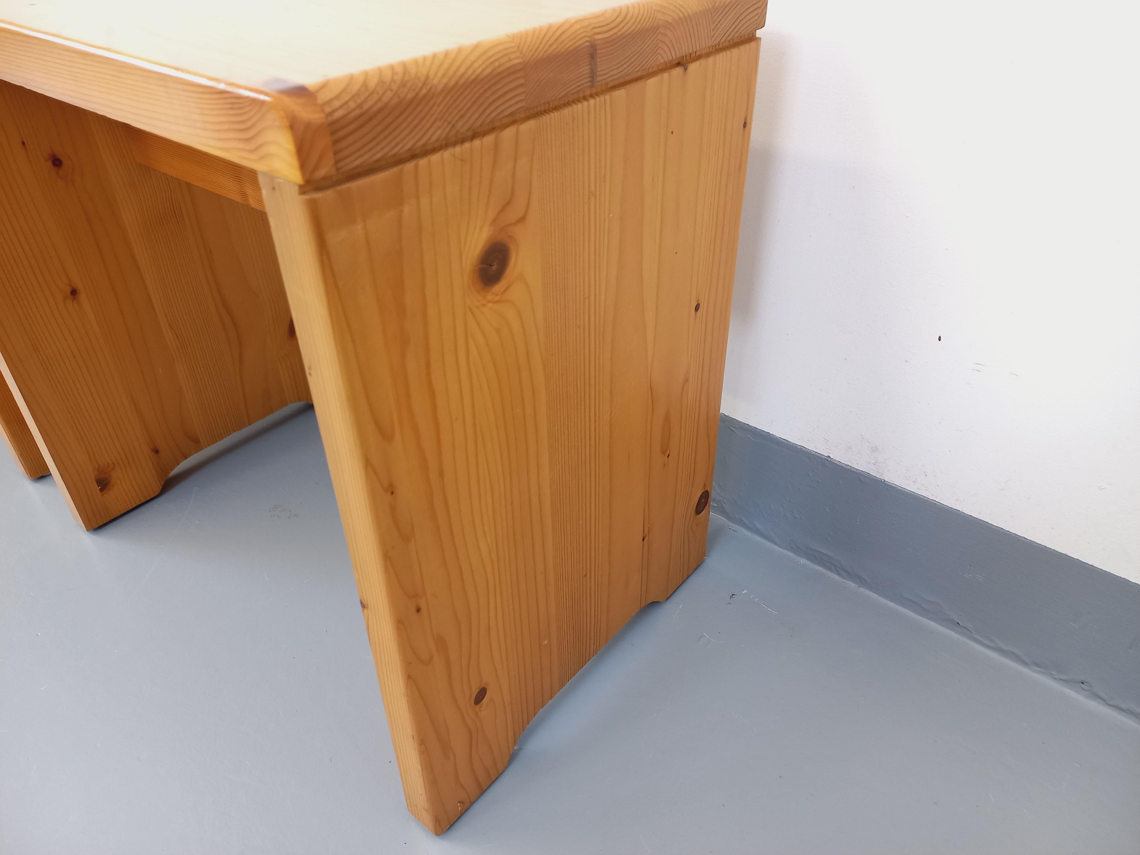 Français Paire de tabourets Charlotte Perriand Les Arcs vintage en pin des années 60 70 en vente