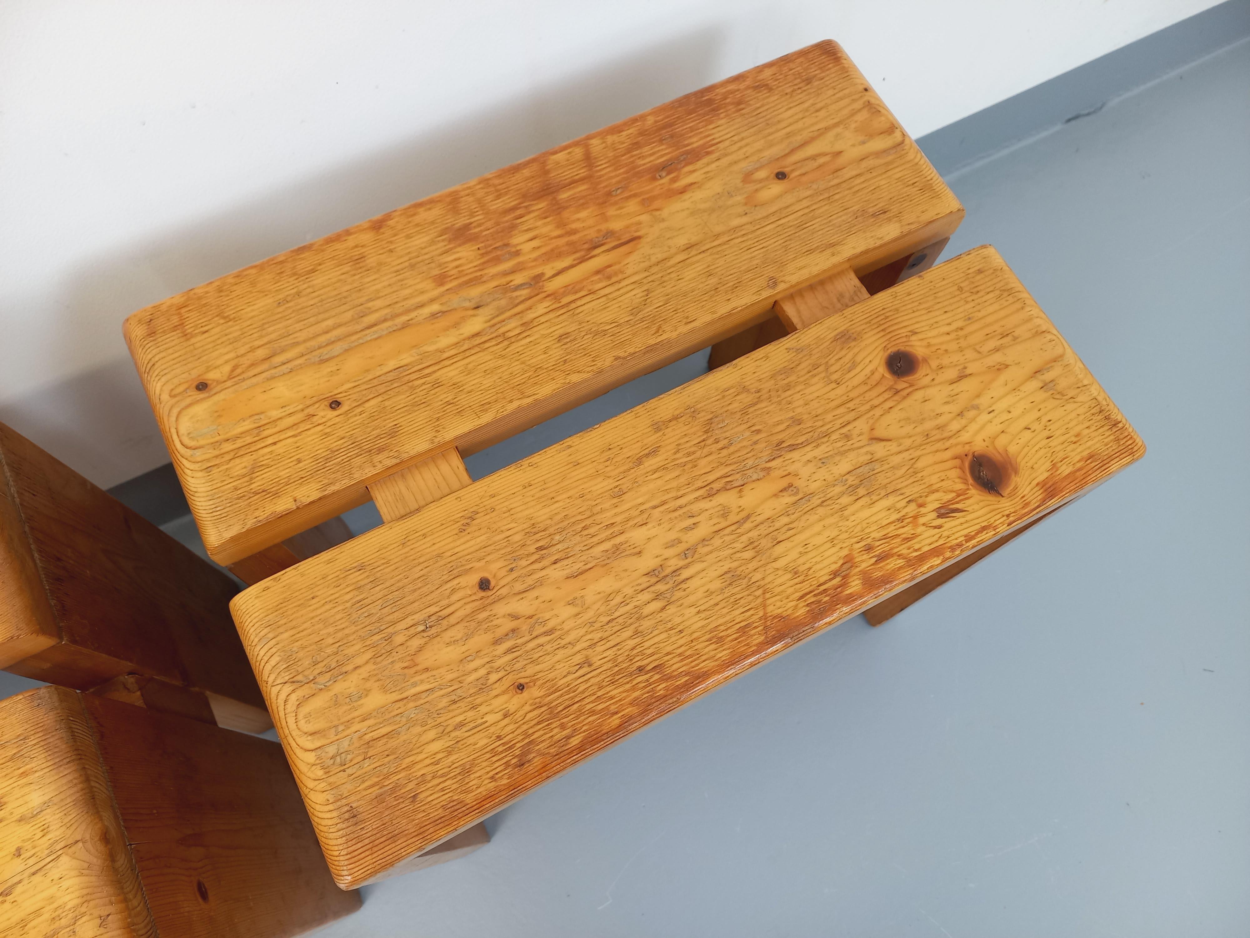 Français Paire de tabourets Charlotte Perriand Les Arcs vintage en pin des années 60 70