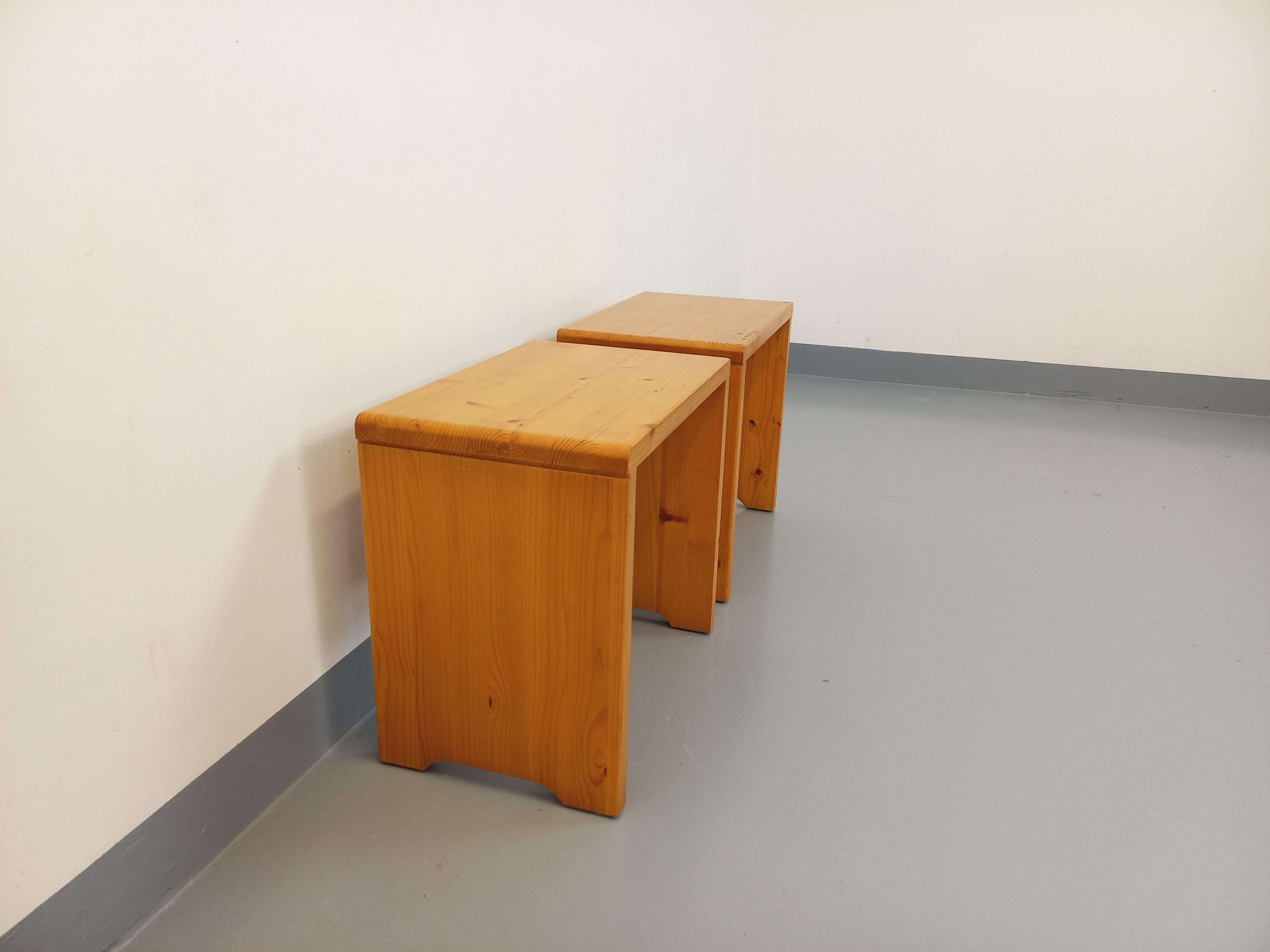 Paire de tabourets Charlotte Perriand Les Arcs vintage en pin des années 60 70 Bon état - En vente à BESANÇON, FR