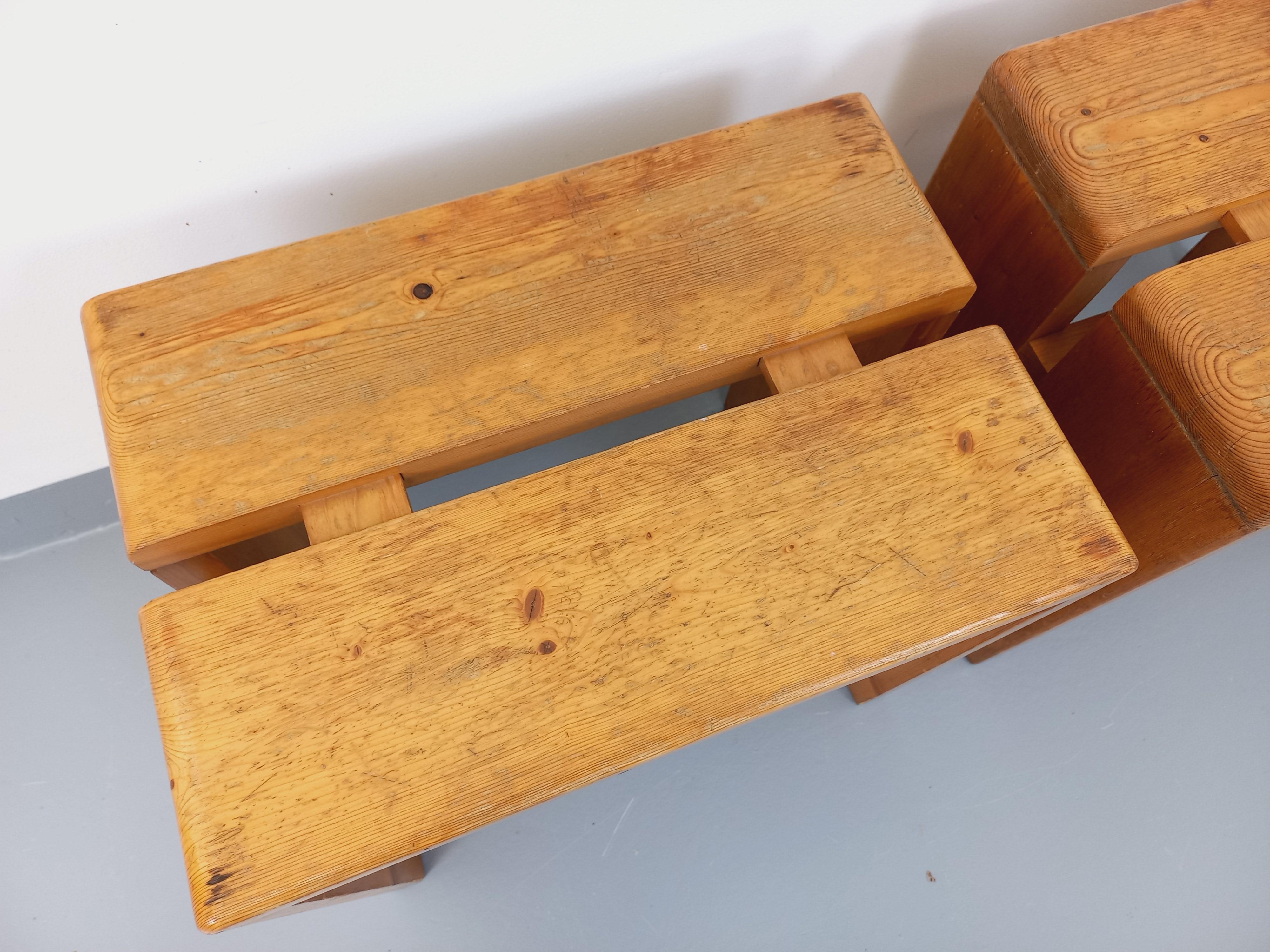 Paire de tabourets Charlotte Perriand Les Arcs vintage en pin des années 60 70 Bon état à BESANÇON, FR