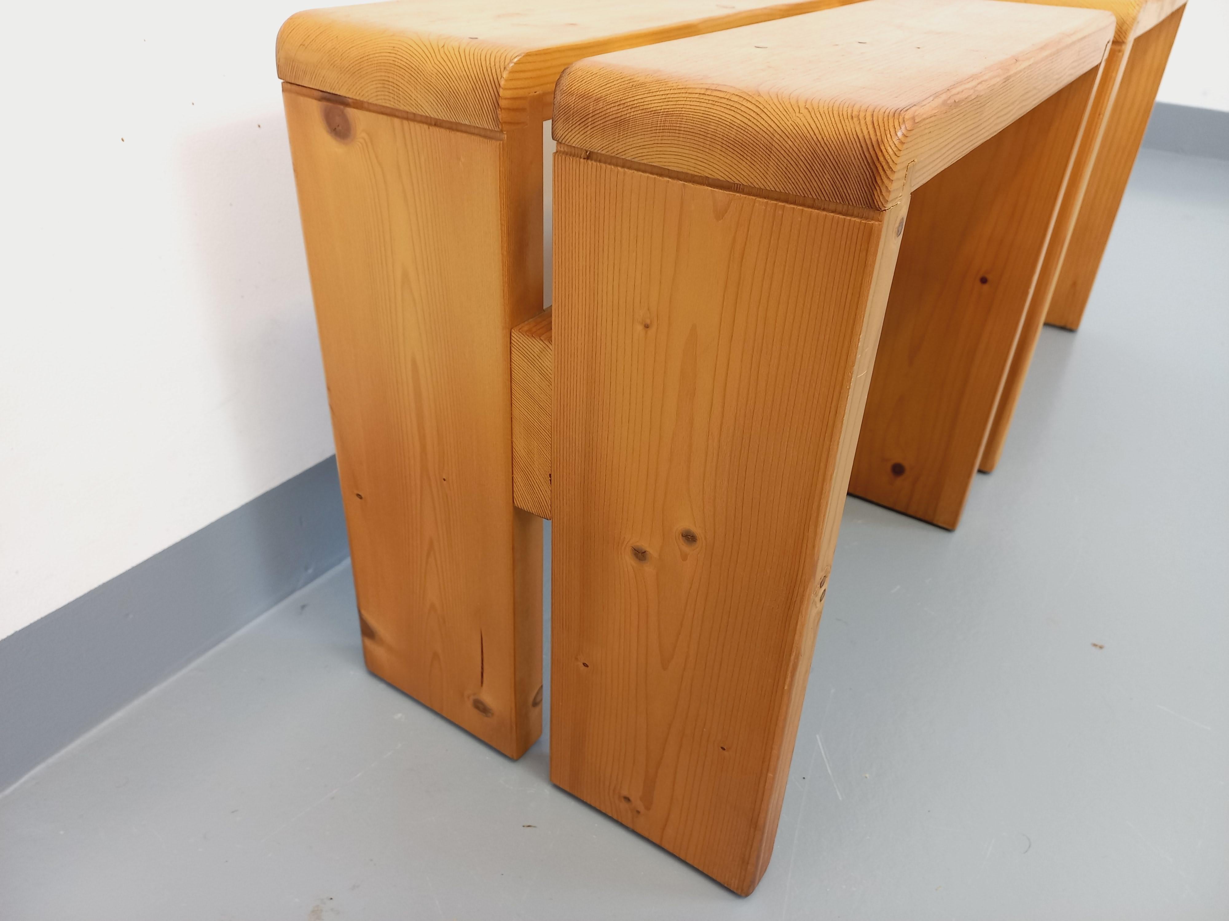 Paire de tabourets Charlotte Perriand Les Arcs vintage en pin des années 60 70 In Good Condition In BESANÇON, FR