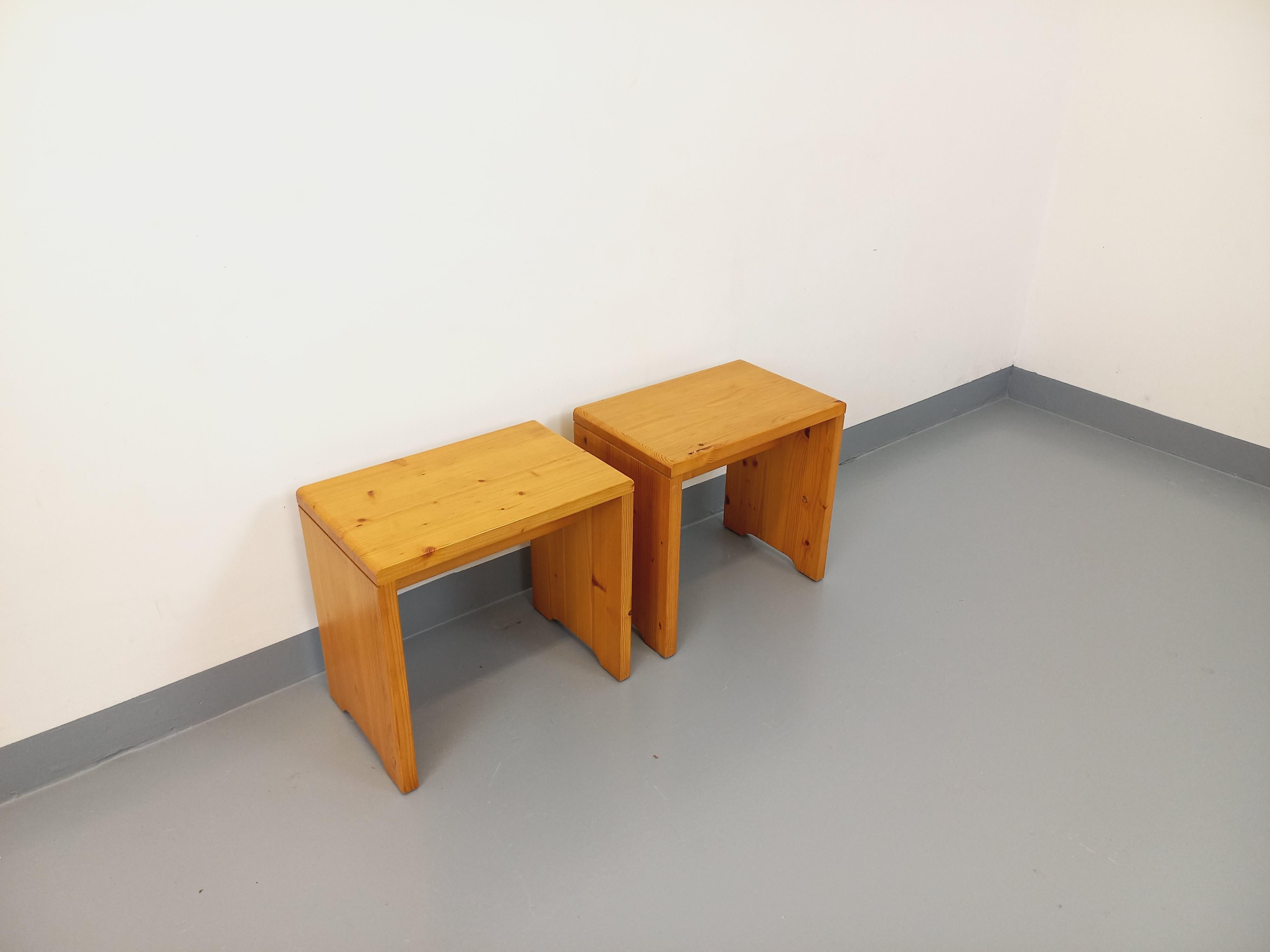 Fin du 20e siècle Paire de tabourets Charlotte Perriand Les Arcs vintage en pin des années 60 70 en vente