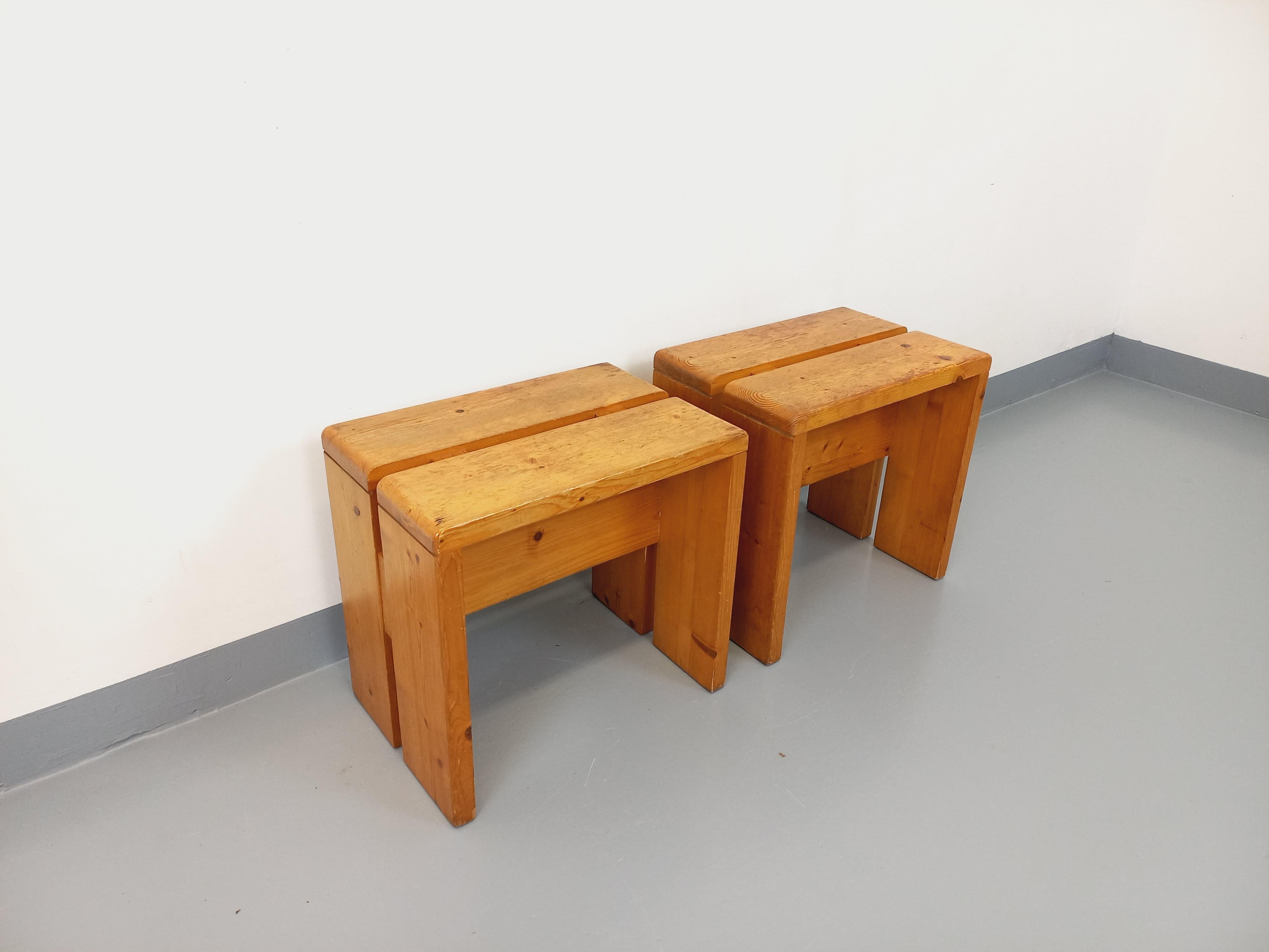 Paire de tabourets Charlotte Perriand Les Arcs vintage en pin des années 60 70 1