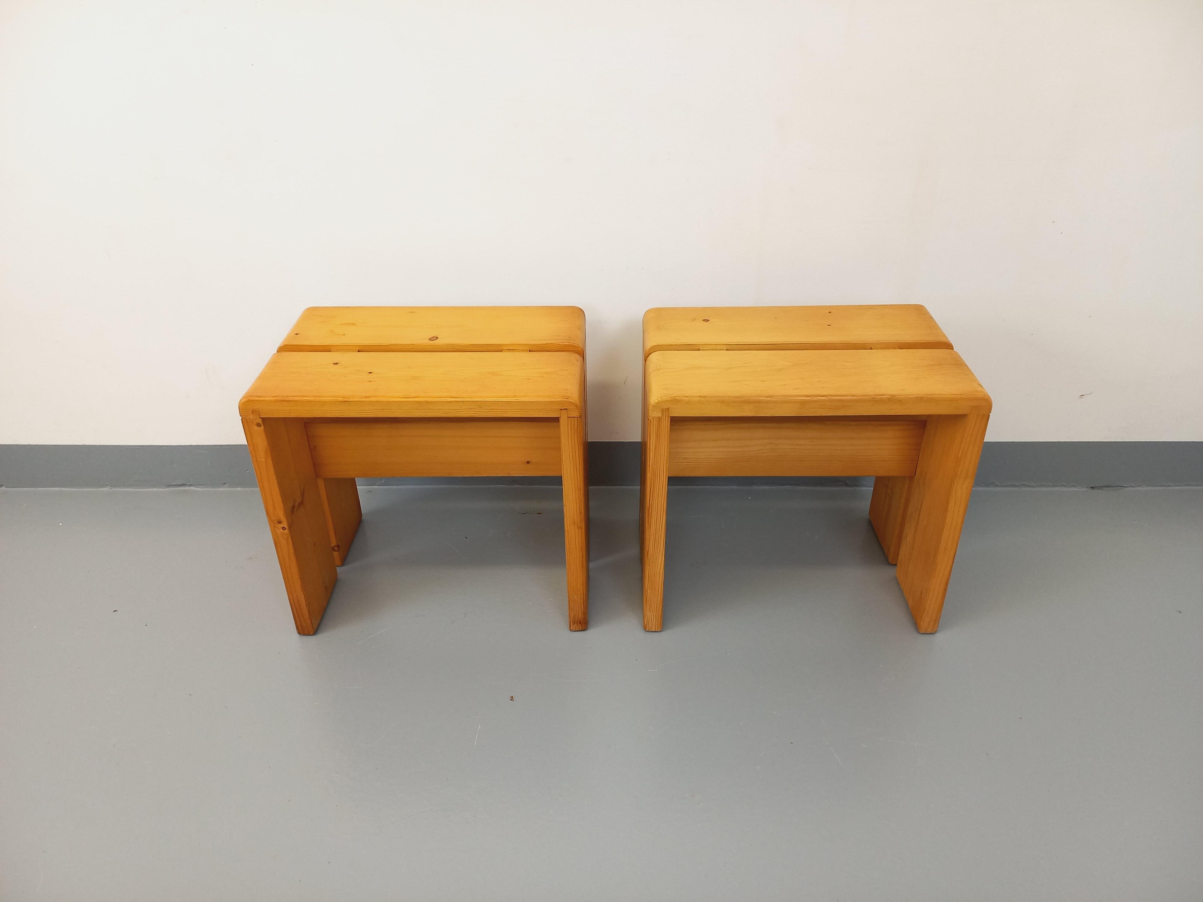 Paire de tabourets Charlotte Perriand Les Arcs vintage en pin des années 60 70 2