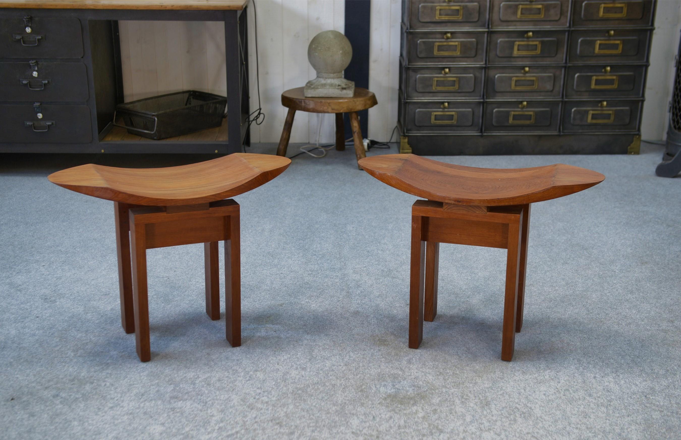 Par de tabourets japonais en teck en venta 8