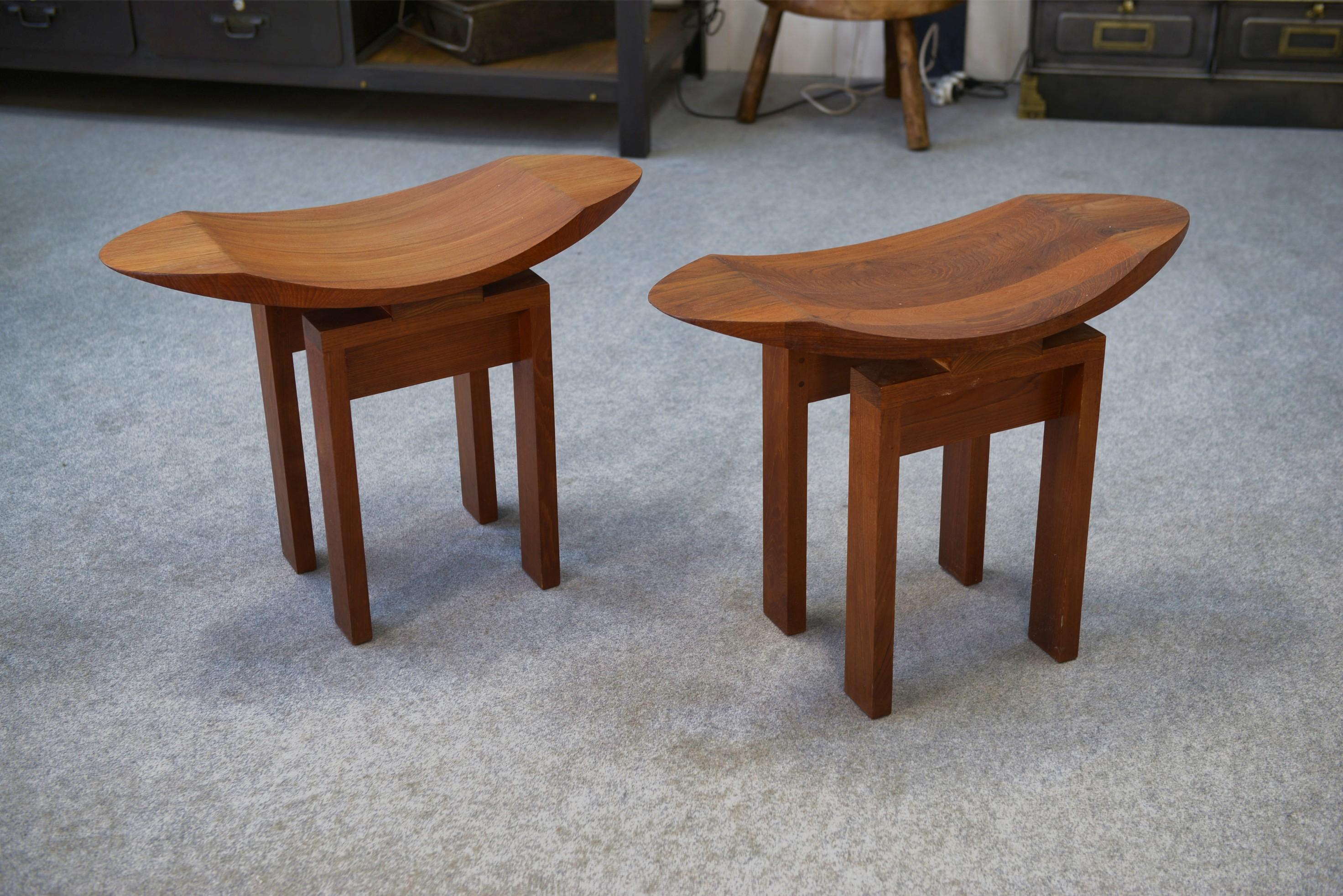 Par de tabourets japonais en teck finales del siglo XX en venta