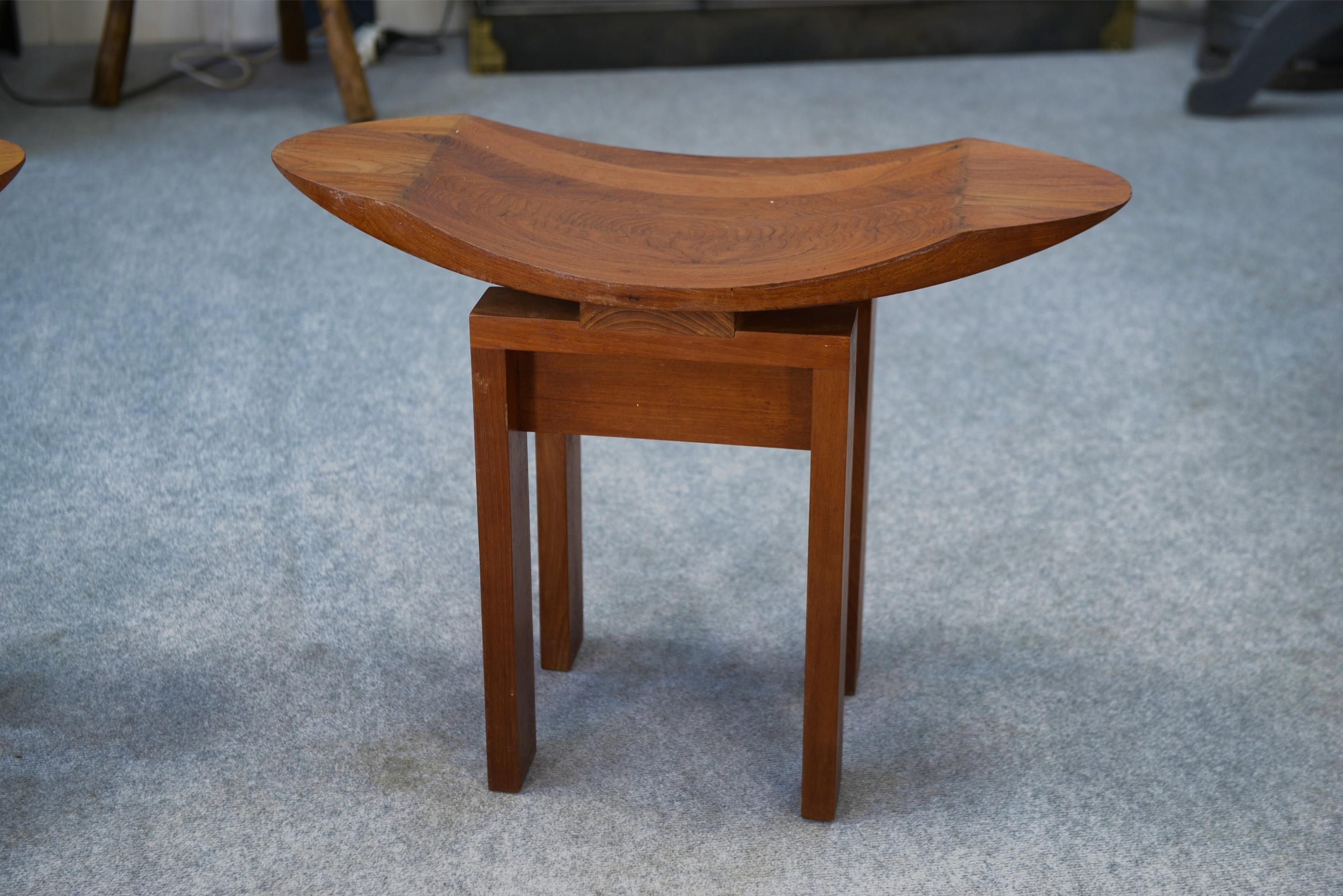 Par de tabourets japonais en teck en venta 1