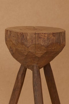 Paire de tabourets tripodes brutalistes en bois massif vintage circa 1960