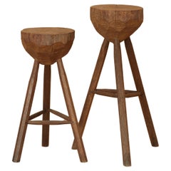 Paar Tabourets tripodes brutalistes en bois massif vintage circa 1960