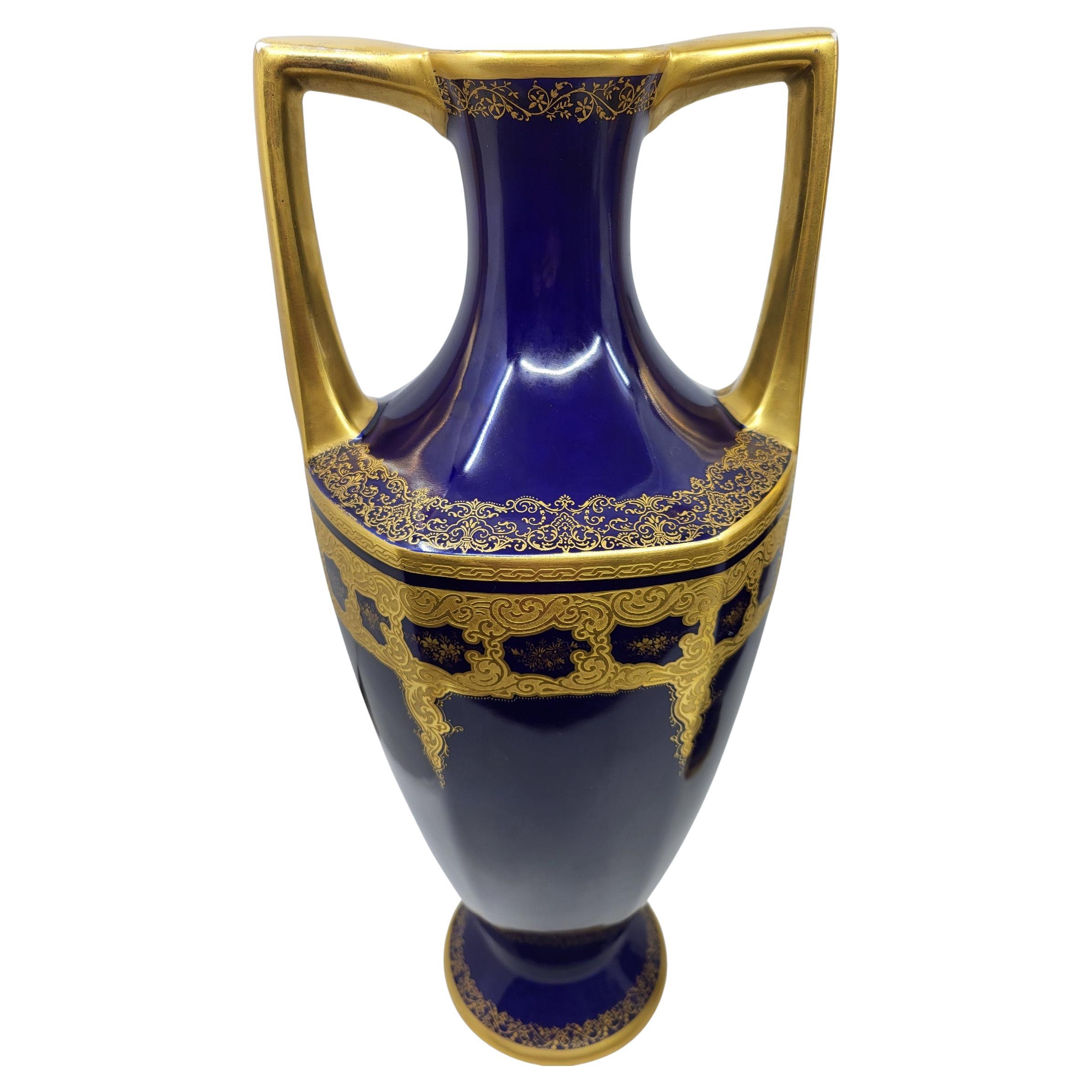 Una magnifica coppia di vasi amphores in porcellana bleu cobalt, creati tra il 1890 e il 1902, secondo i tamponi la manifattura di porcellana Pouyat si distingue come una delle aziende più influenti di Limoges sul piano industriale, oltre che come