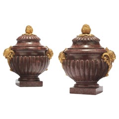 Paire de vases couverts en porphyre rouge d'Égypte