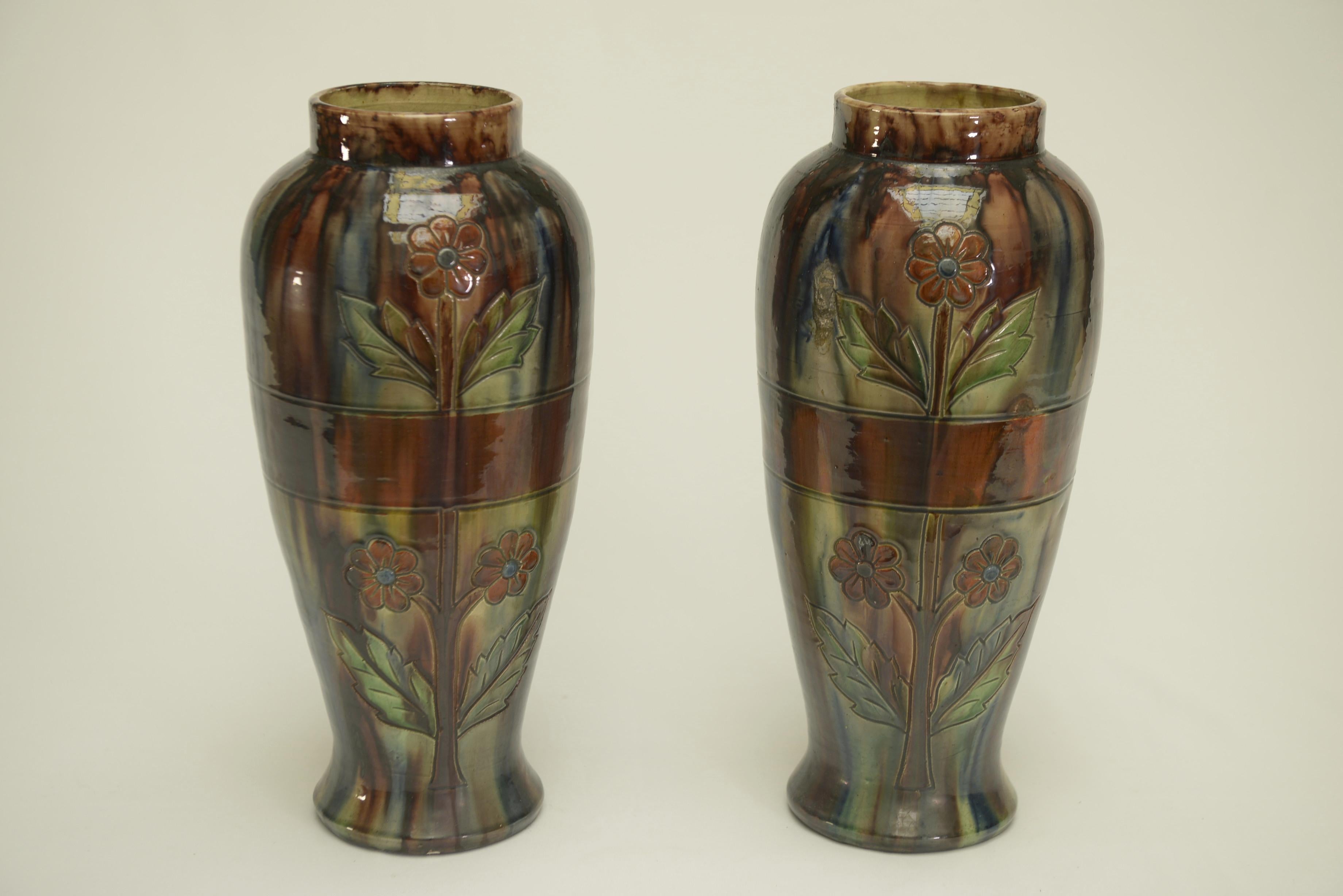 Paire de vases en barbotine début XXème estampillé BELGIUM 158 en venta 3