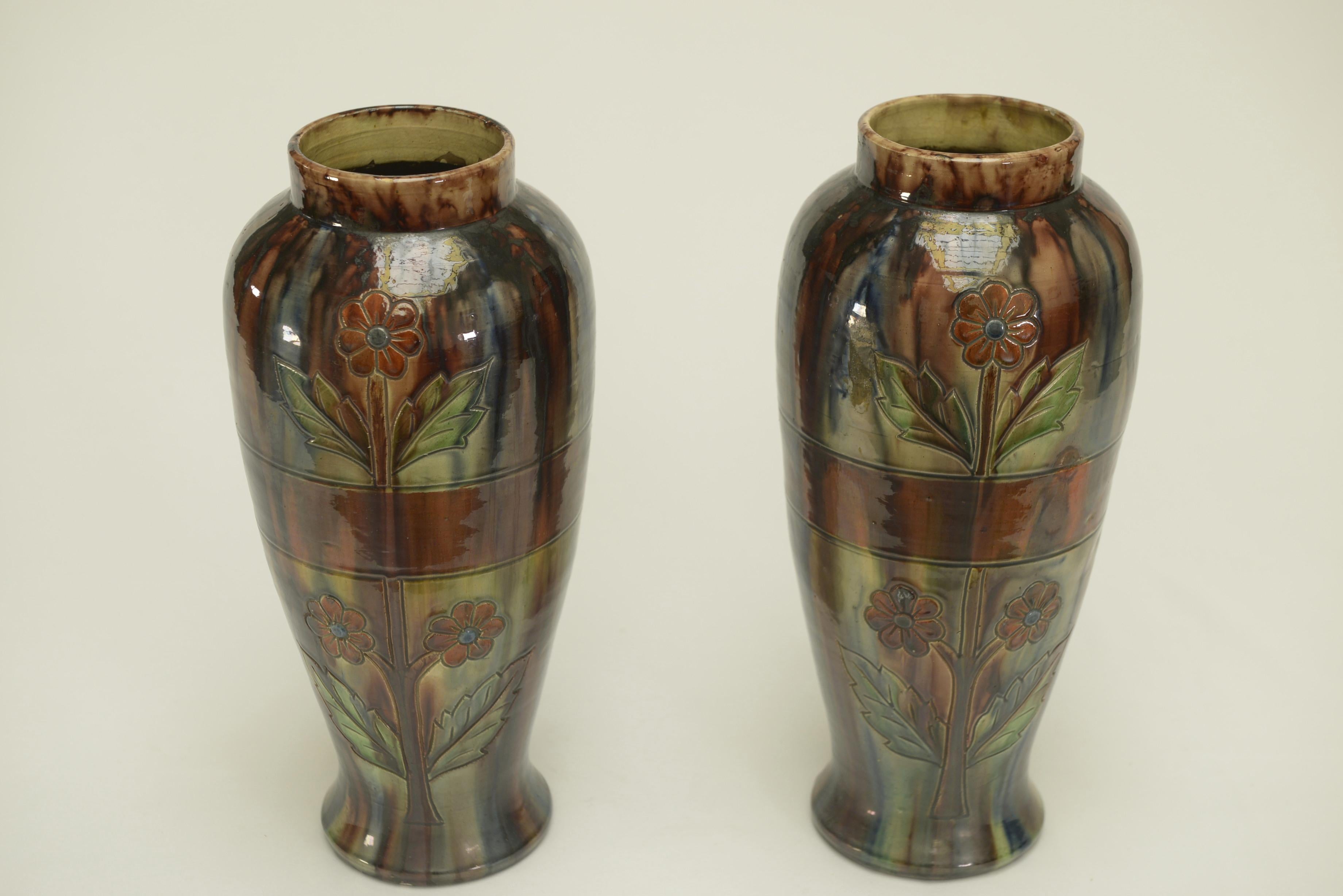 Paire de vases en barbotine début XXème estampillé BELGIUM 158

Decoración floral