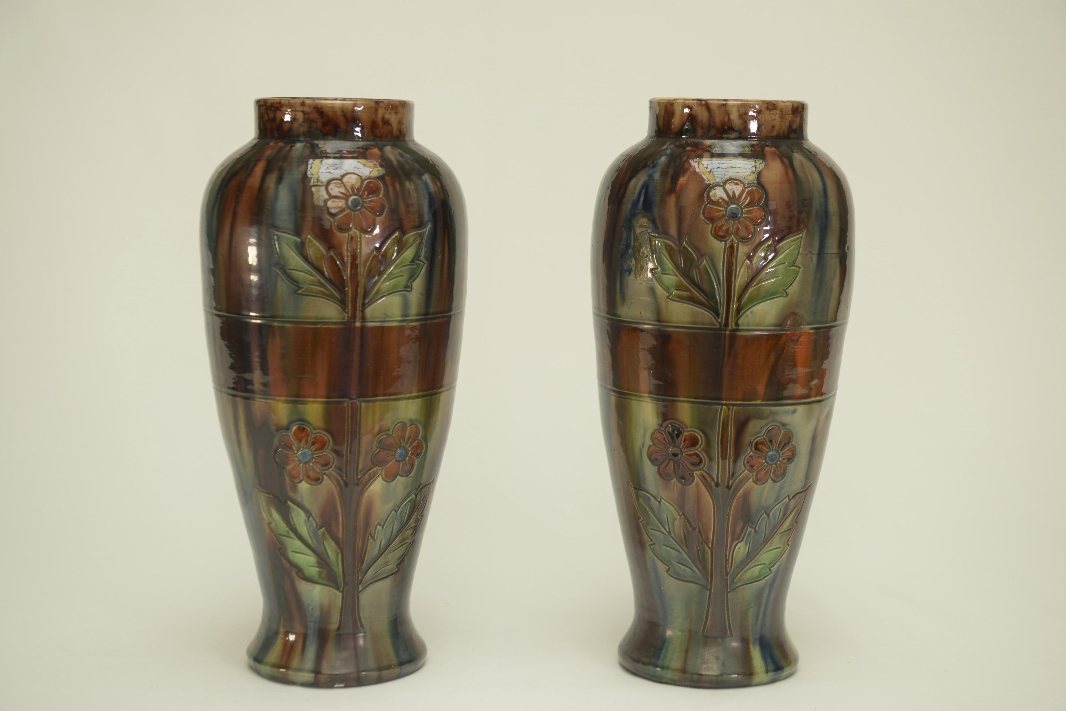 Paire de vases en barbotine début XXème estampillé BELGIUM 158 en venta 1