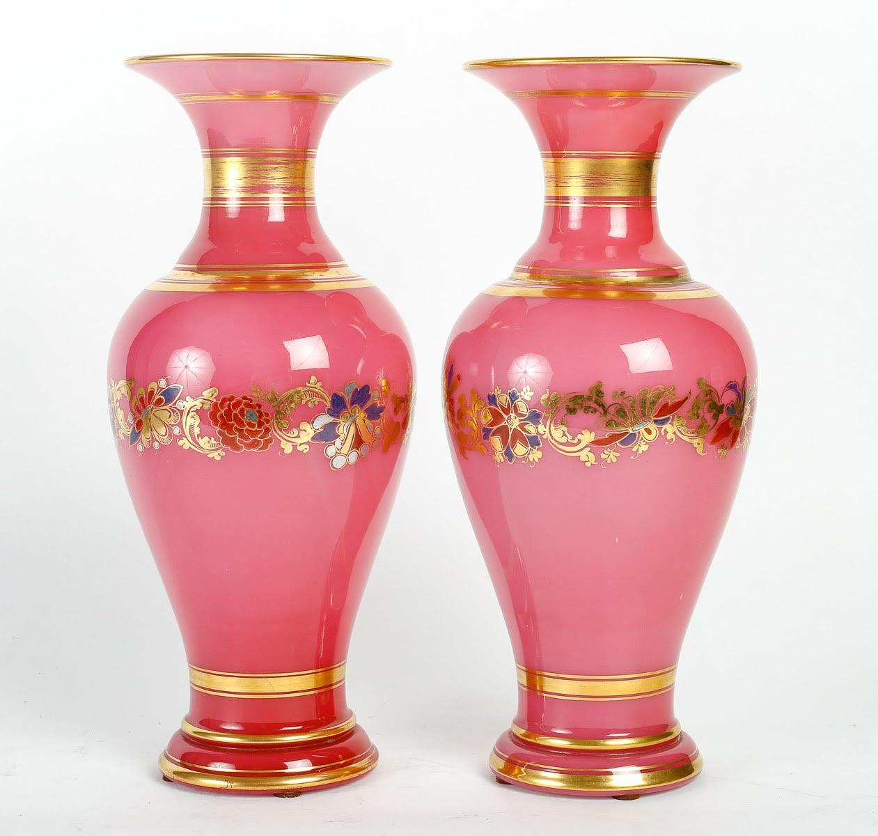 Napoleon III Paire de Vases en Opaline Rose de Baccarat, Epoque Napoléon III. For Sale