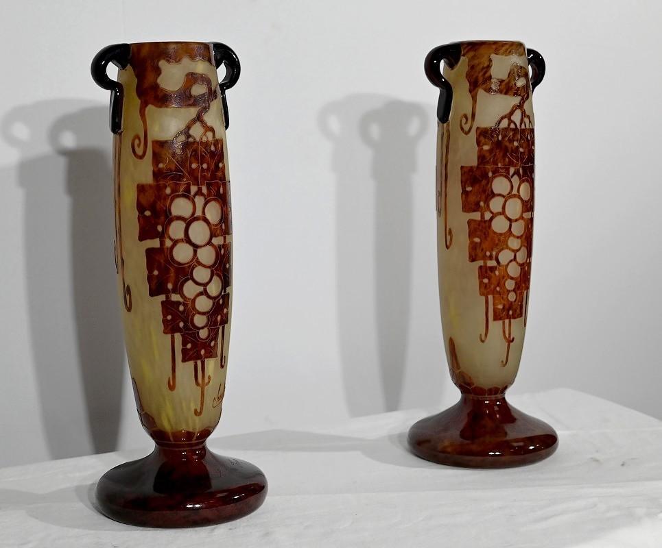 Coppia di vasi alti e ogivali, firmati dal famoso maestro vetraio Charles Schneider (1881-1953), noto come Charder. Questo artista chiave del movimento Art Déco è noto per aver creato, insieme al fratello Ernest, la vetreria d'arte 