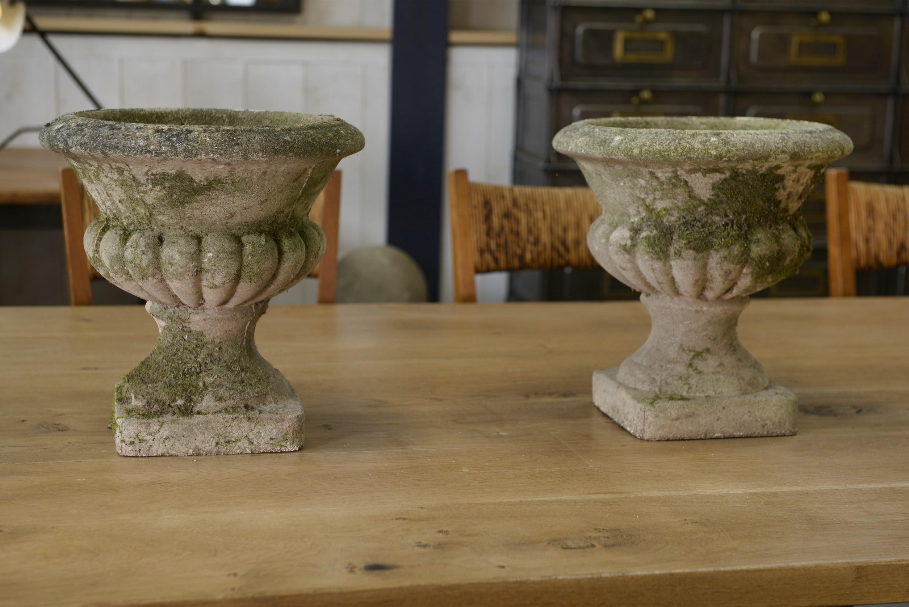 Français Paire de vases Médicis en pierre reconstituée XXème en vente