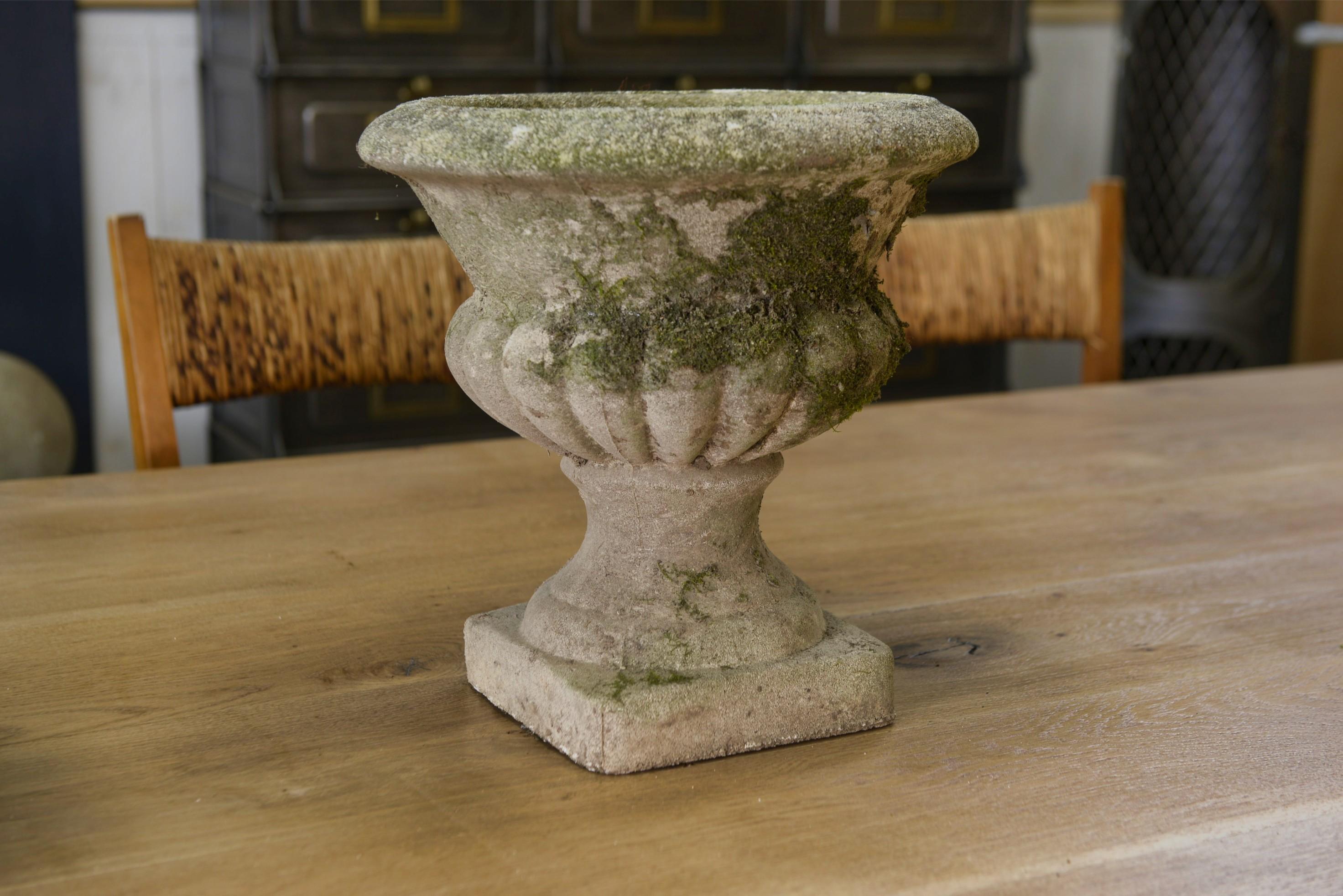 Milieu du XXe siècle Paire de vases Médicis en pierre reconstituée XXème en vente