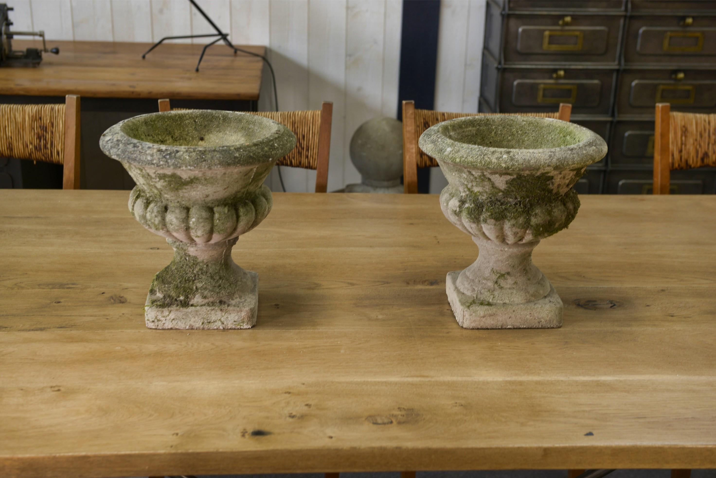Paire de vases Médicis en pierre reconstituée XXème en vente 3