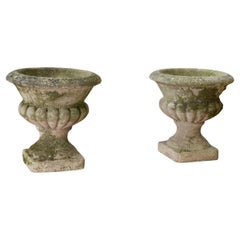 Paire de vases Médicis en pierre reconstituée XXème