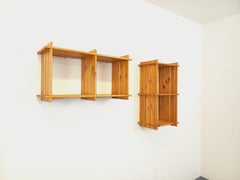 Paire d'étagères murales vintage en pin style Maison Regain des années 80