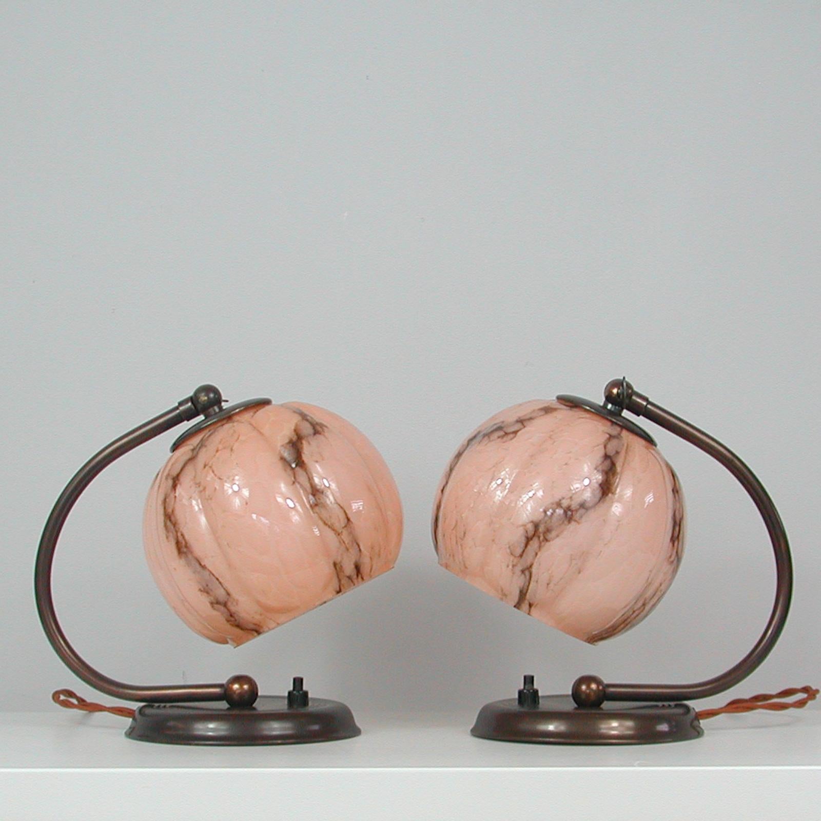 Paire German Art Deco Bronzed Brass Table Lamps Marbled Opaline Shades, 1930s 4