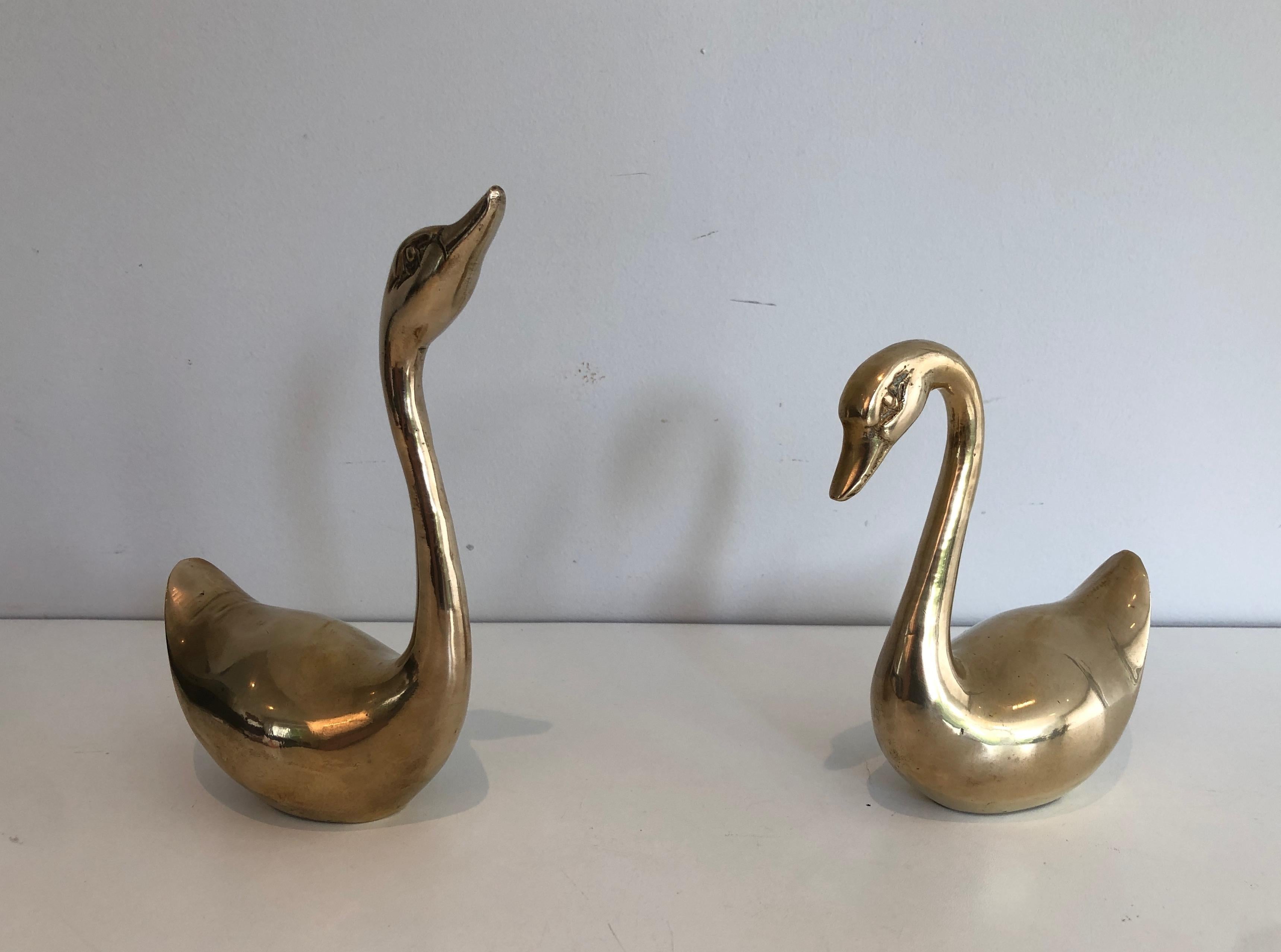 This pair of decorative small ducks is made of brass. This is a French work, circa 1970.