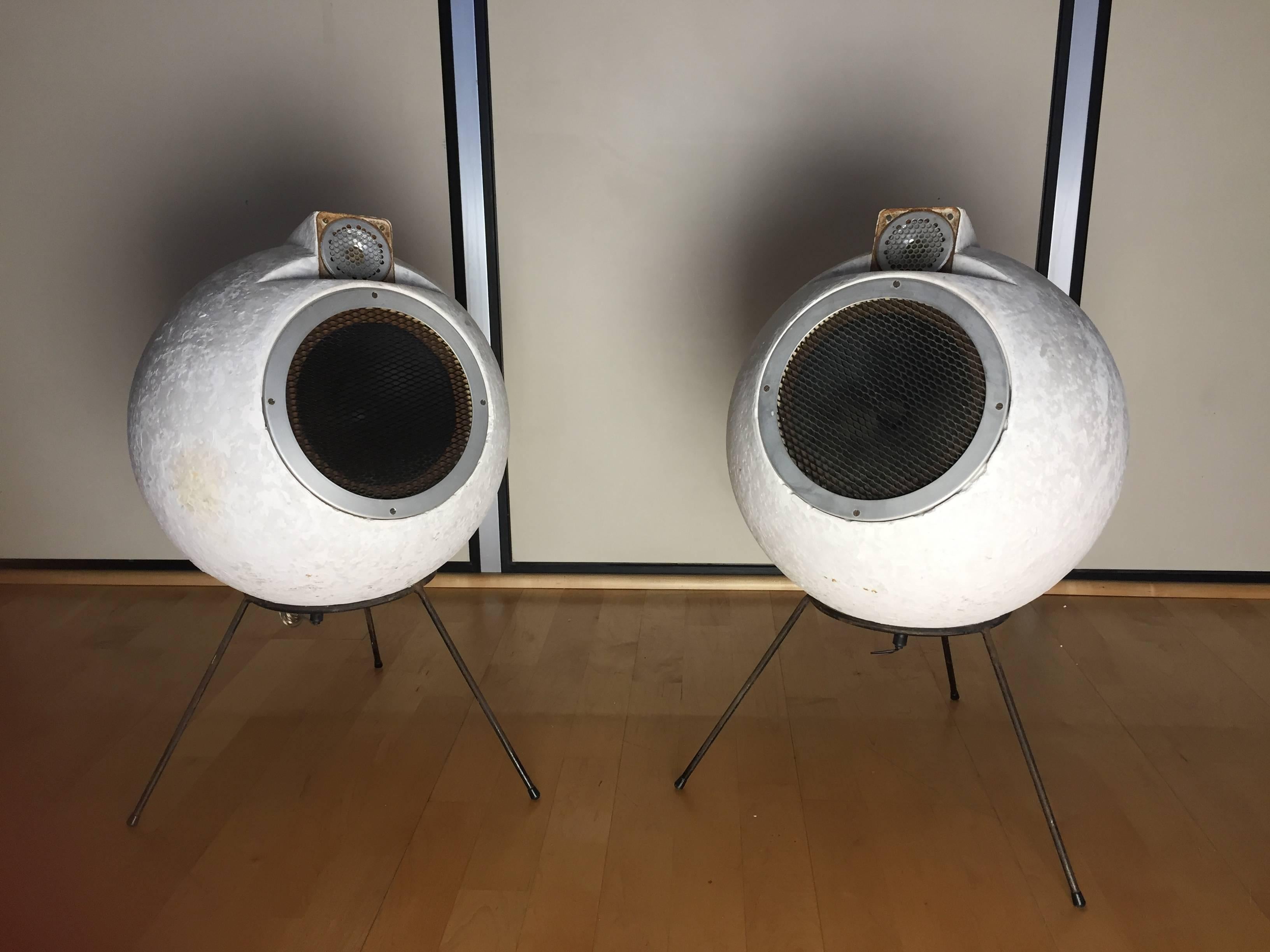 Incredible and really rare pair of Elispon speakers. It has been tested and it works really well. The pugling system has to be redone to adapt it to your own devices.
