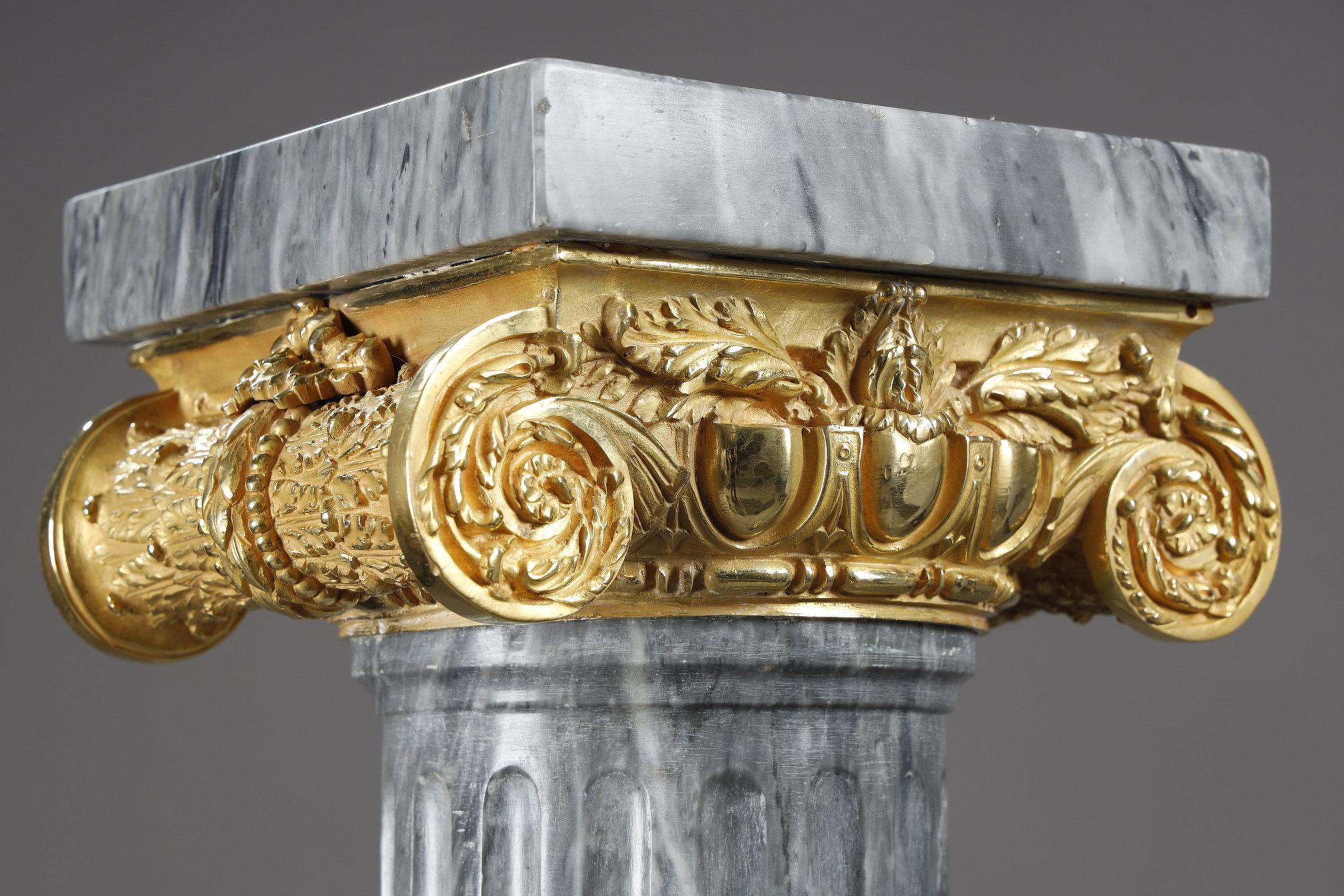 Paire of Fluted marble columns with ionic capitals 4