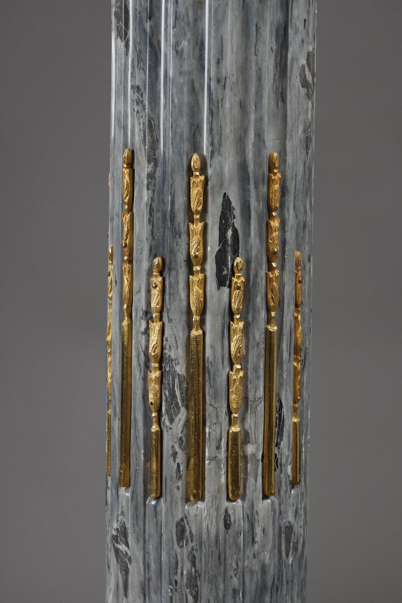 Paire of Fluted marble columns with ionic capitals 7