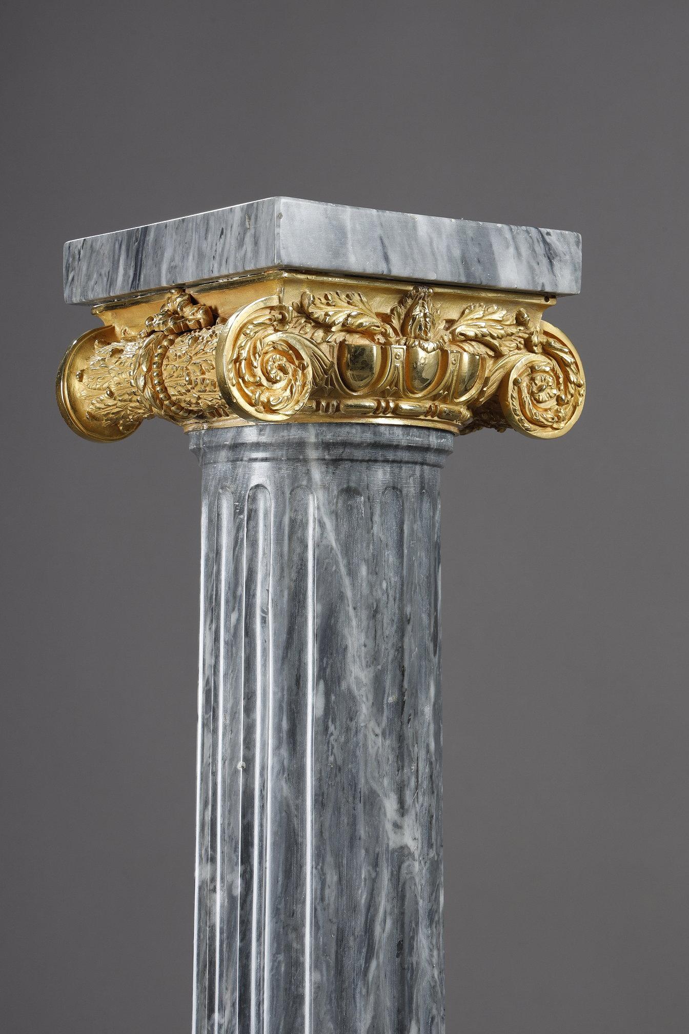 Paire of Fluted marble columns with ionic capitals In Good Condition For Sale In Paris, FR