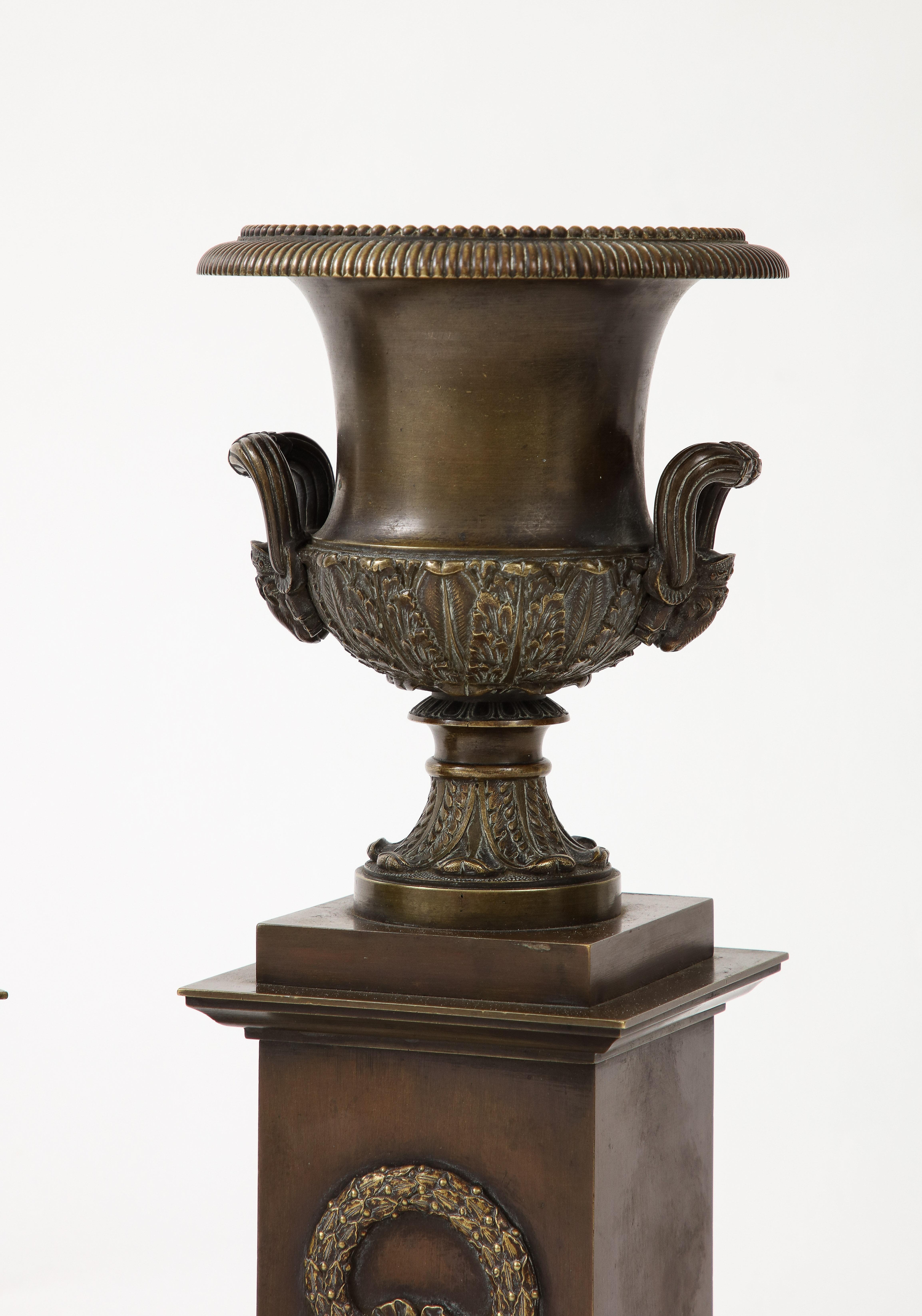 Pair of Patinated Bronze Empire Period Medici Urns In Good Condition For Sale In Montreal, QC