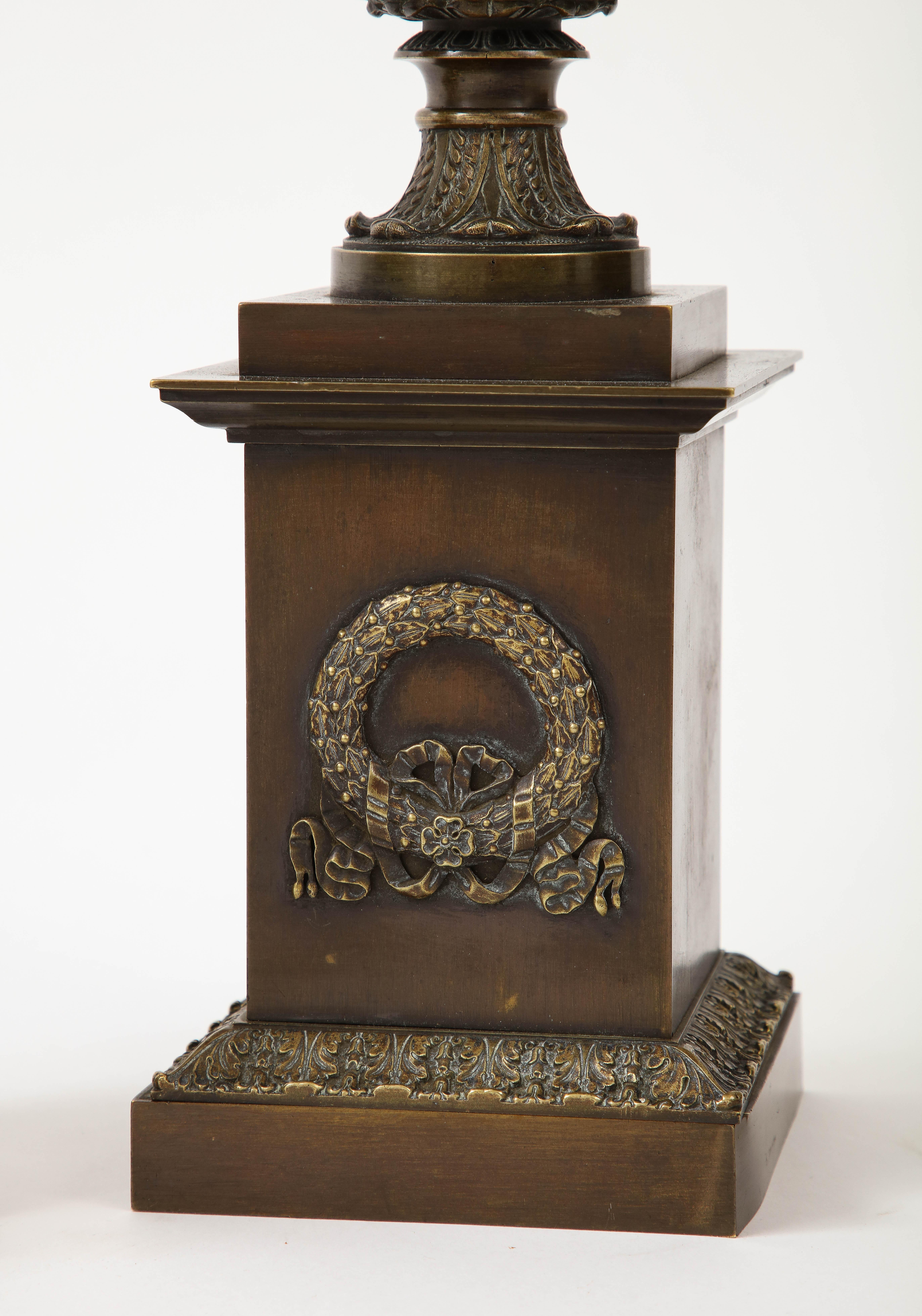 Début du XIXe siècle Paire d'urnes Médicis en bronze patiné de la période Empire en vente