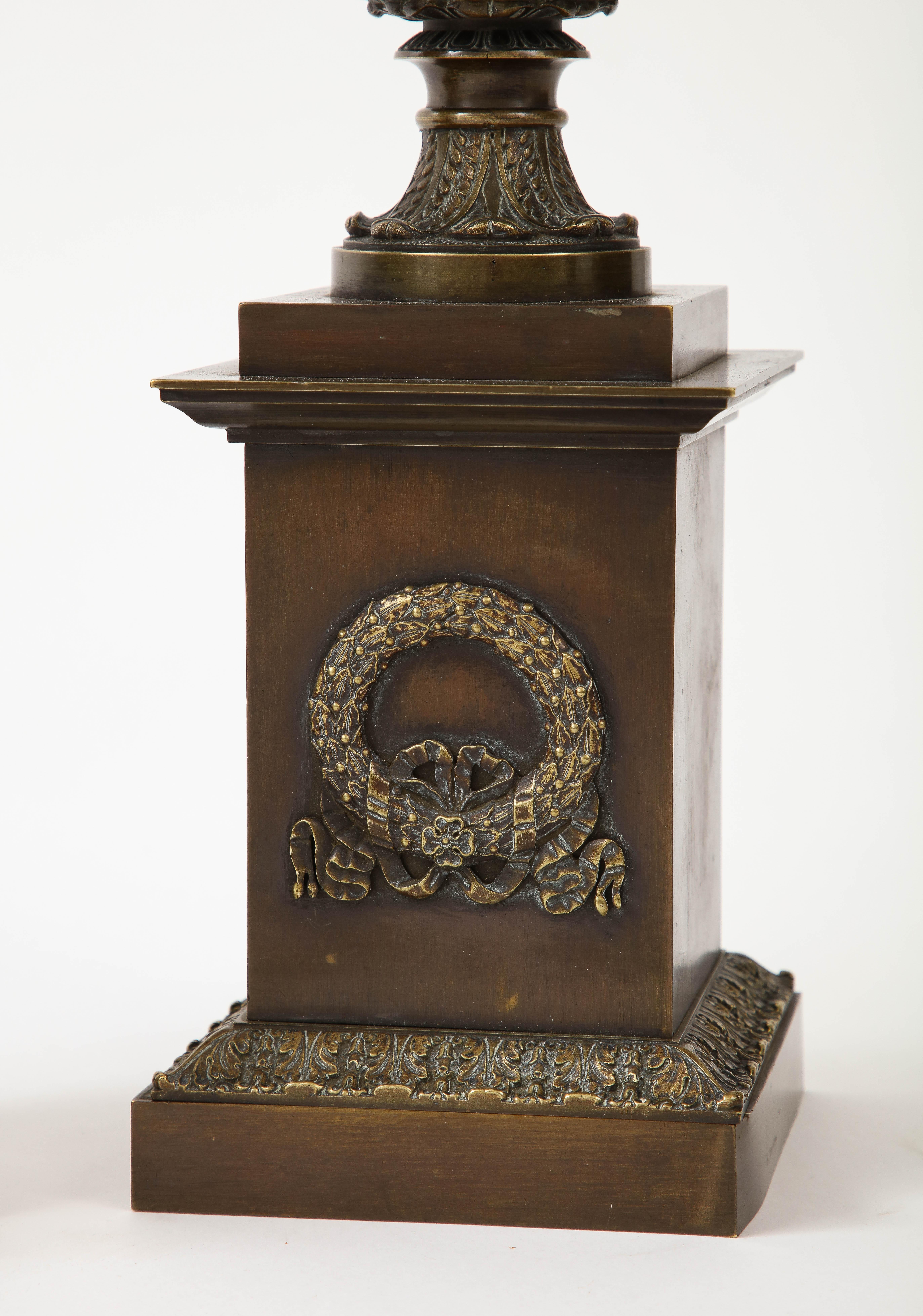 Paar Medici-Urnen aus patinierter Bronze aus der Empire-Periode (Frühes 19. Jahrhundert) im Angebot