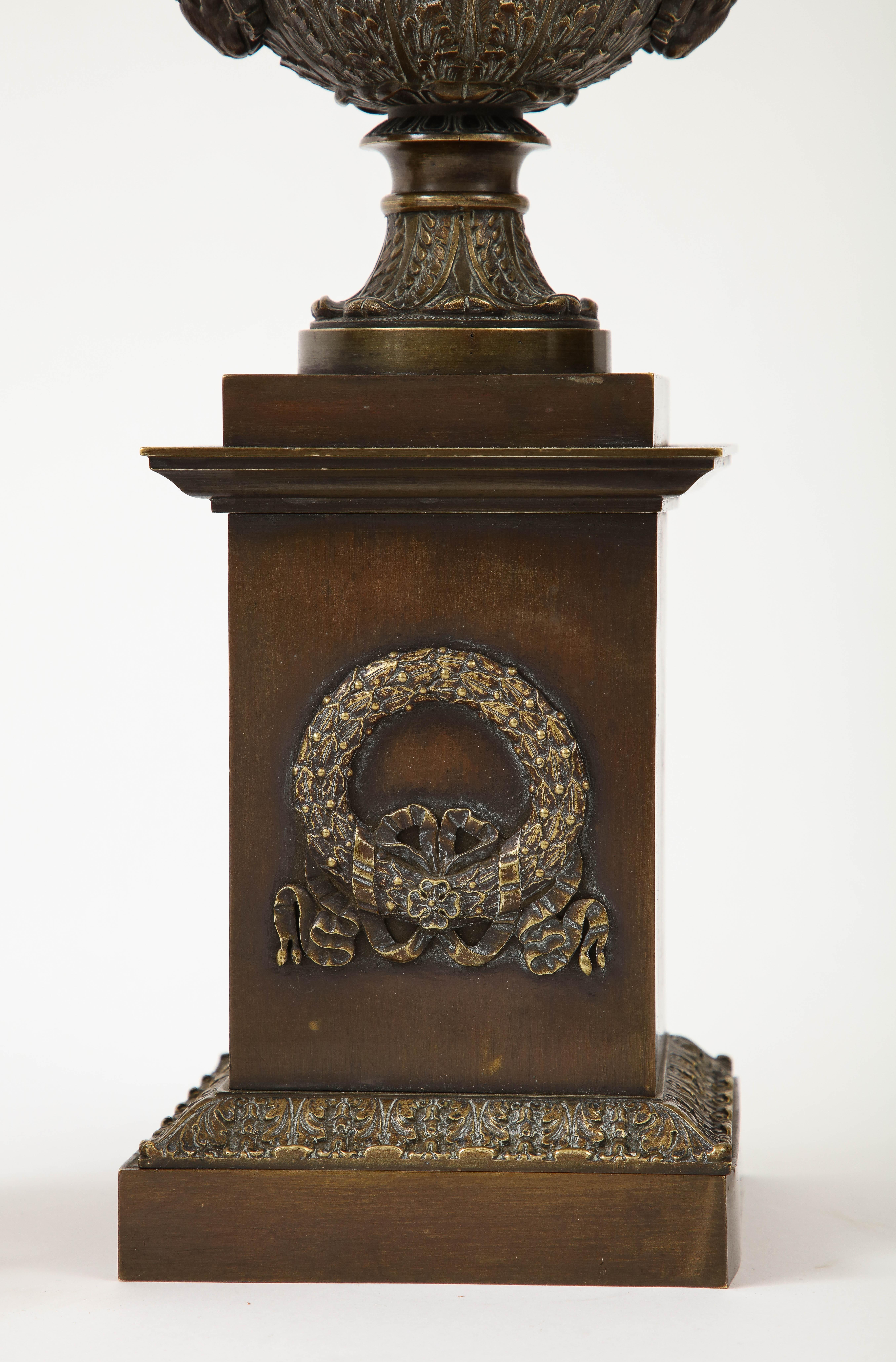 Bronze Paire d'urnes Médicis en bronze patiné de la période Empire en vente