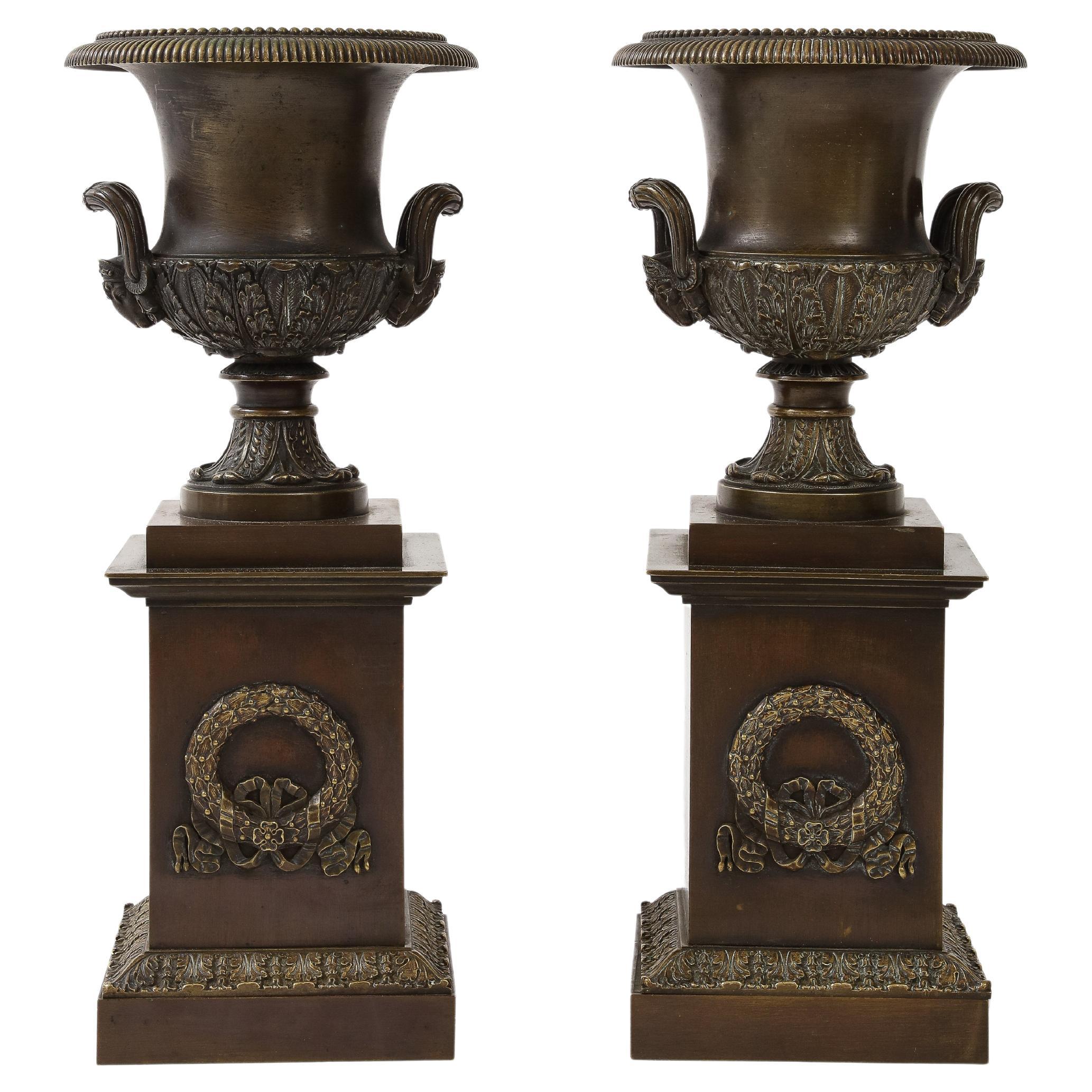 Paire d'urnes Médicis en bronze patiné de la période Empire en vente