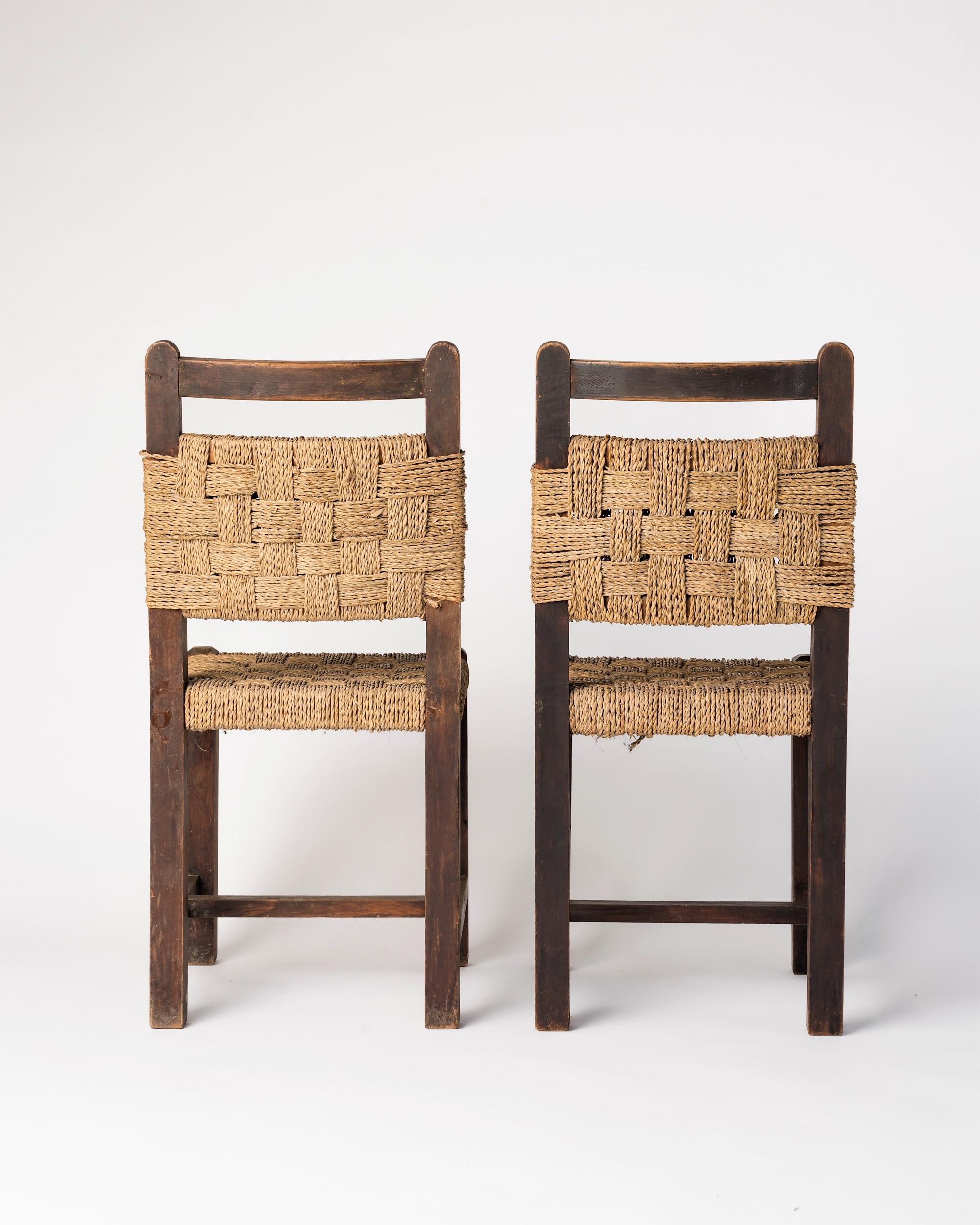 Paire de chaises d'appoint minimalistes en chêne et en corde tressée complexe. Dans le style de Francis Jourdain. Peut être utilisé dans un salon ou individuellement comme chaise de bureau.
Bon état vintage.
Ces chaises seront expédiées depuis la