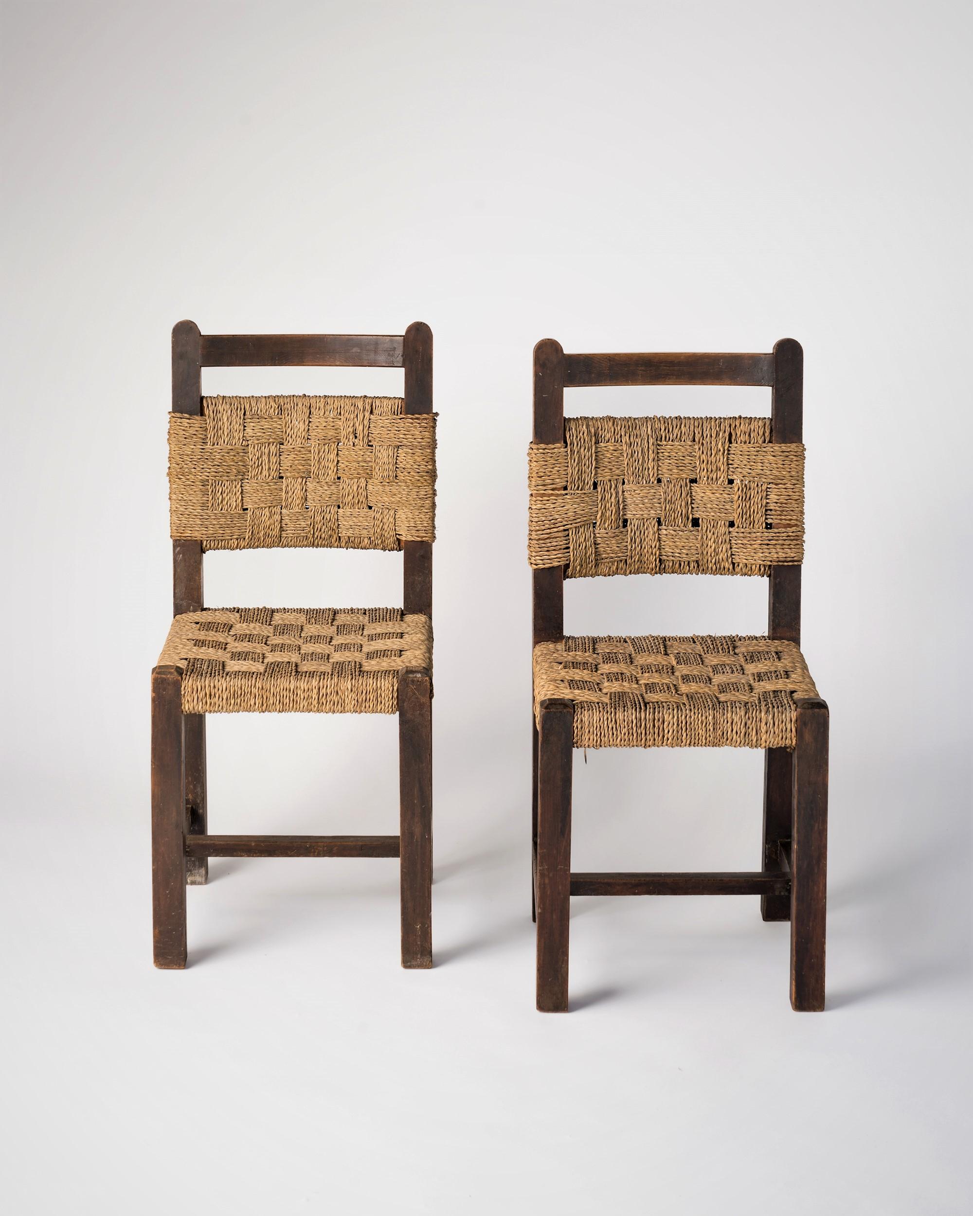 Francese Coppia di sedie laterali in corda e Oak scuro nello stile di Jourdain, Francia, anni '40 in vendita