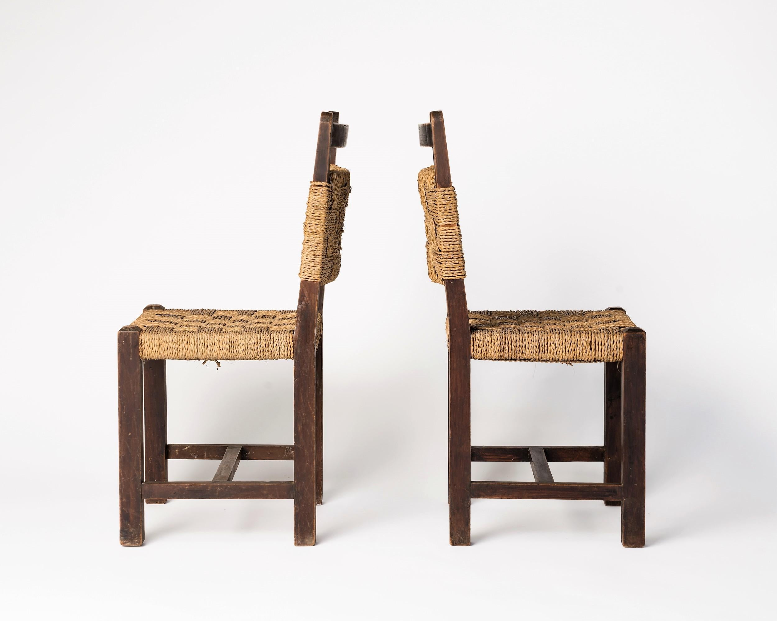 Paire de chaises d'appoint en corde et chêne foncé dans le style de Jourdain, France, années 1940 État moyen - En vente à New York, NY