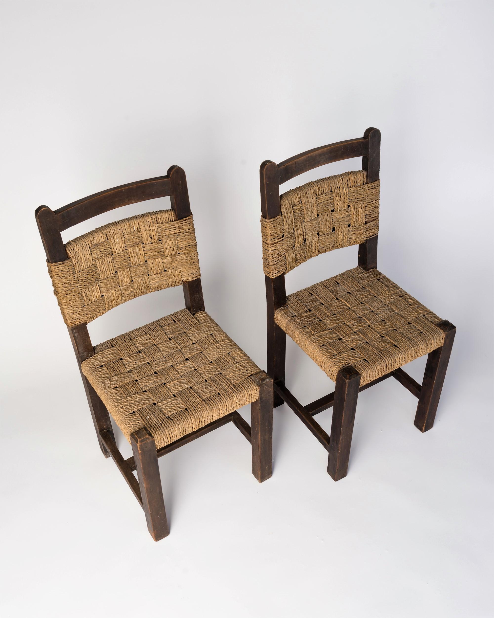 Milieu du XXe siècle Paire de chaises d'appoint en corde et chêne foncé dans le style de Jourdain, France, années 1940 en vente