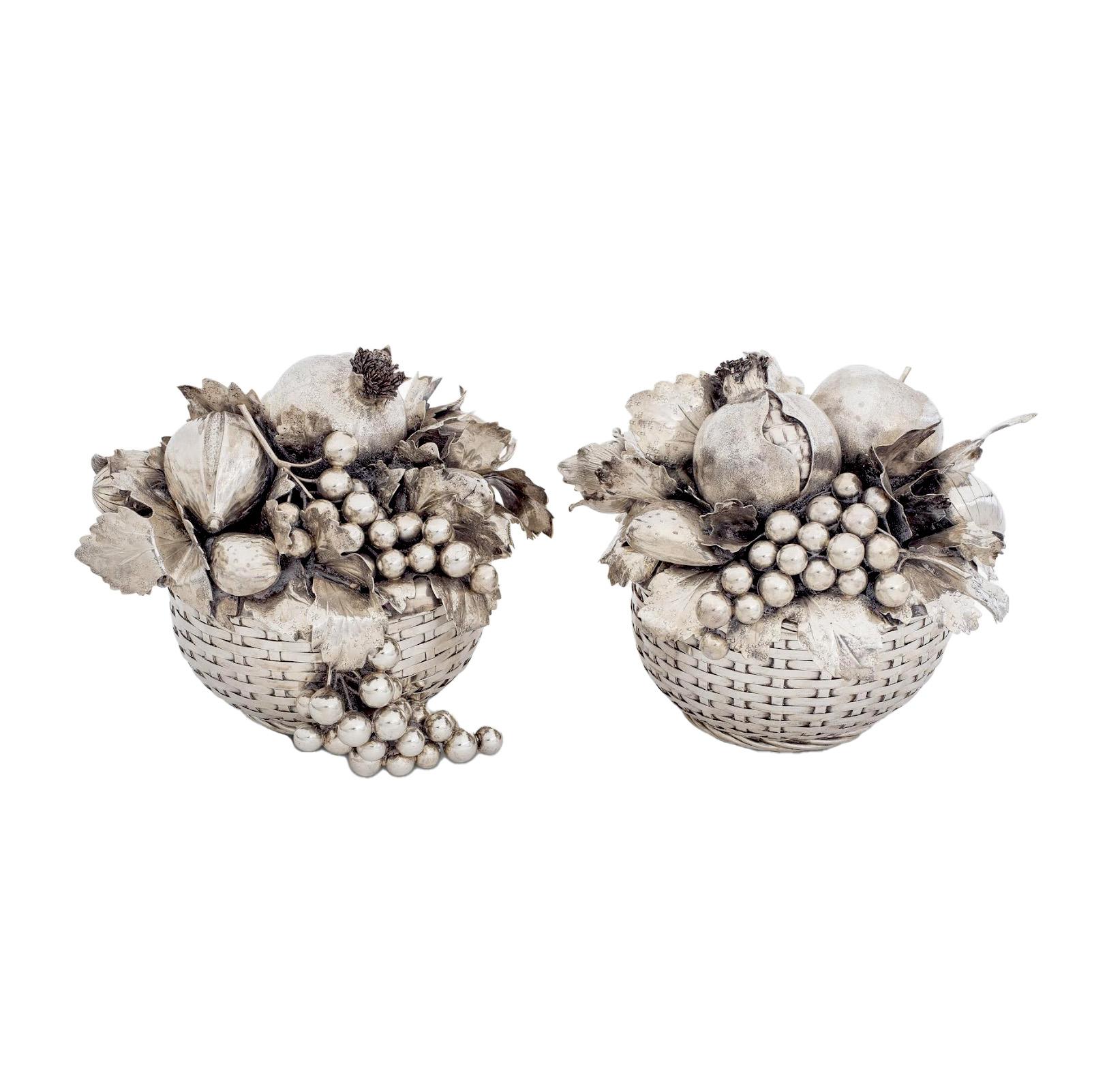 In ottime condizioni e pronti per abbellire la tua tavola, questi due cestini in argento sterling sono un'eccezionale creazione della casa Buccellati, simbolo dell'eccellenza italiana nell'arte della lavorazione dei metalli preziosi. Questi pezzi si