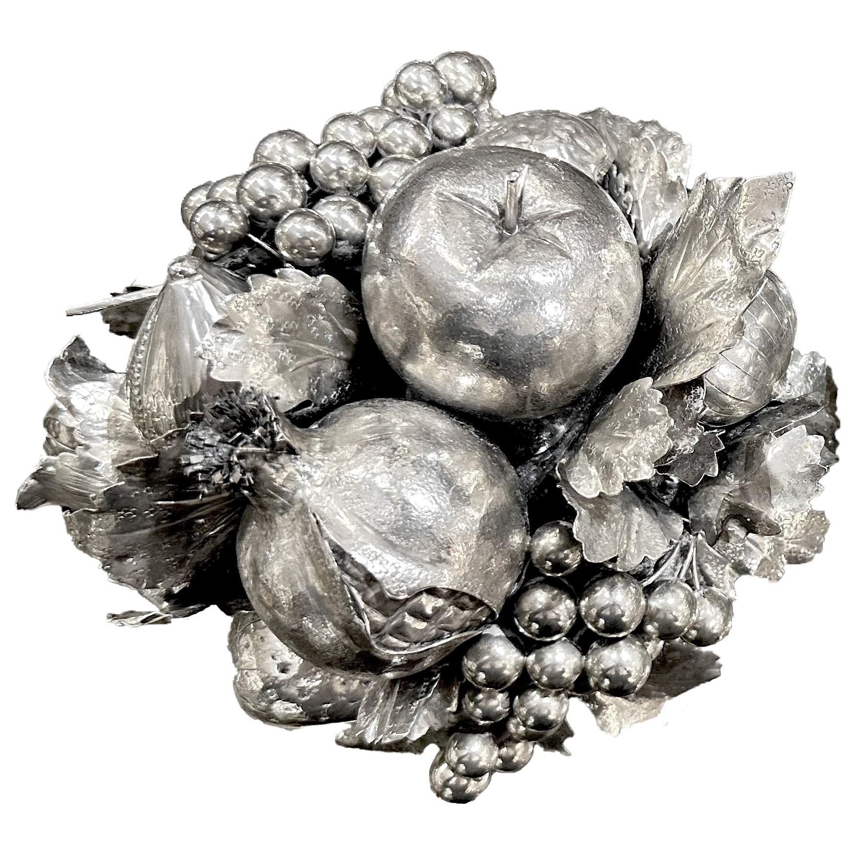 Argento Tipici Buccellati: coppia di cesti intrecciati ricoperti di frutta in argento massiccio 925 in vendita
