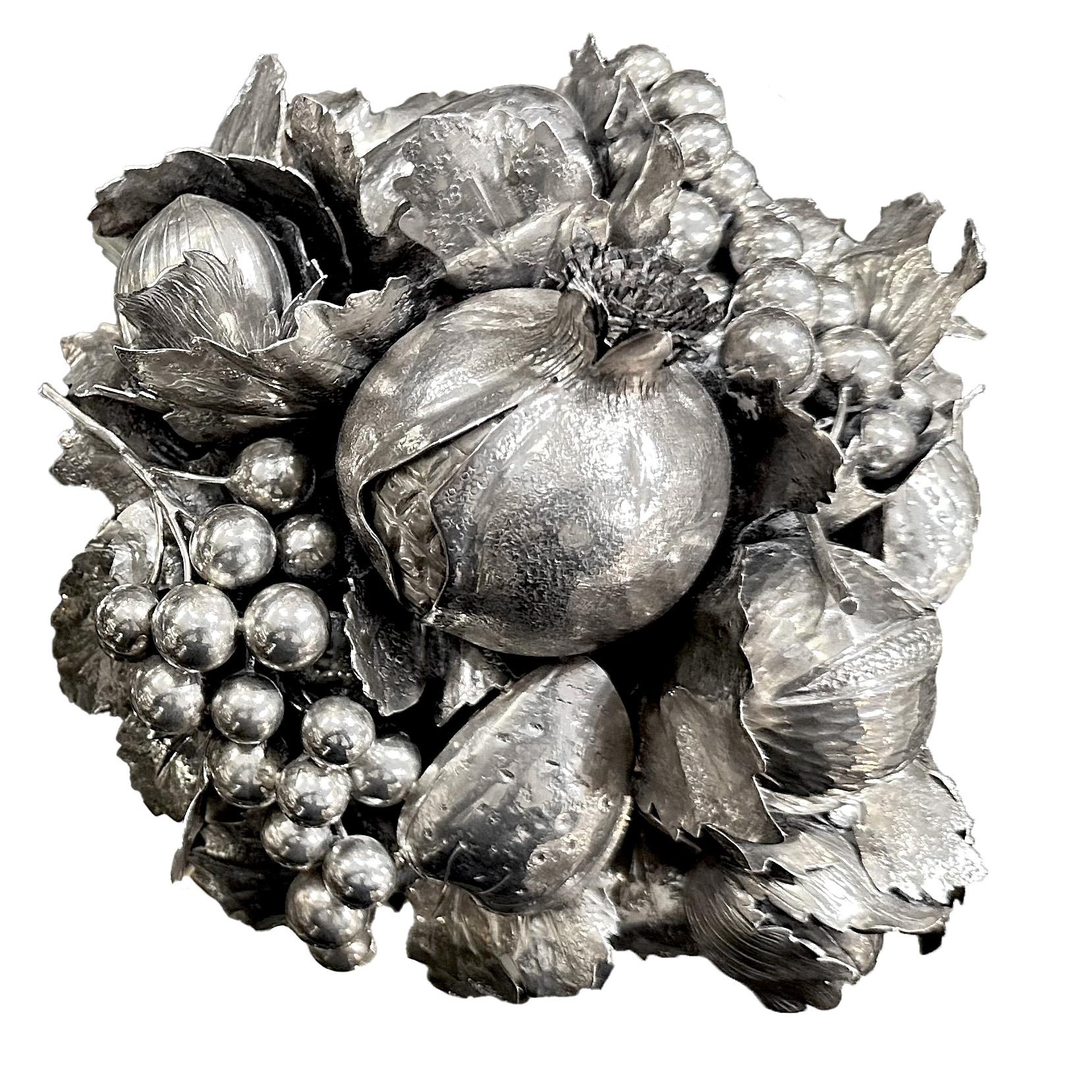 Tipici Buccellati: coppia di cesti intrecciati ricoperti di frutta in argento massiccio 925 in vendita 1