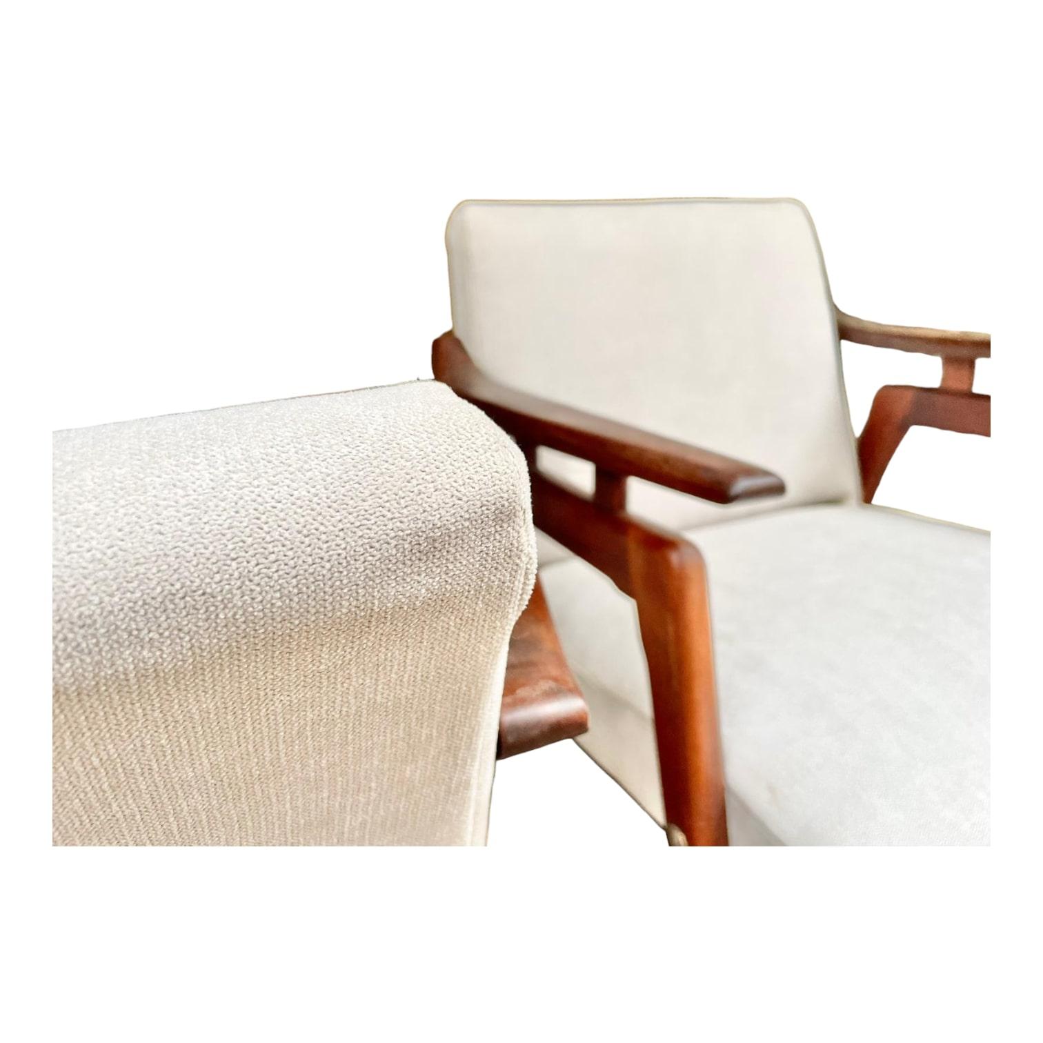 This superb Danish pair of armchairs, dating from the 1960s, is a unique collector's item. Its timeless design and seat height of 39 cm make it a piece of furniture that is both elegant and comfortable. The detailed images will allow you to